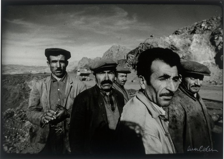 Auf diesem Bild ist das folgende Kunstwerk zu sehen: Ara Güler. Miners at Divriği, Sivas. 1970.