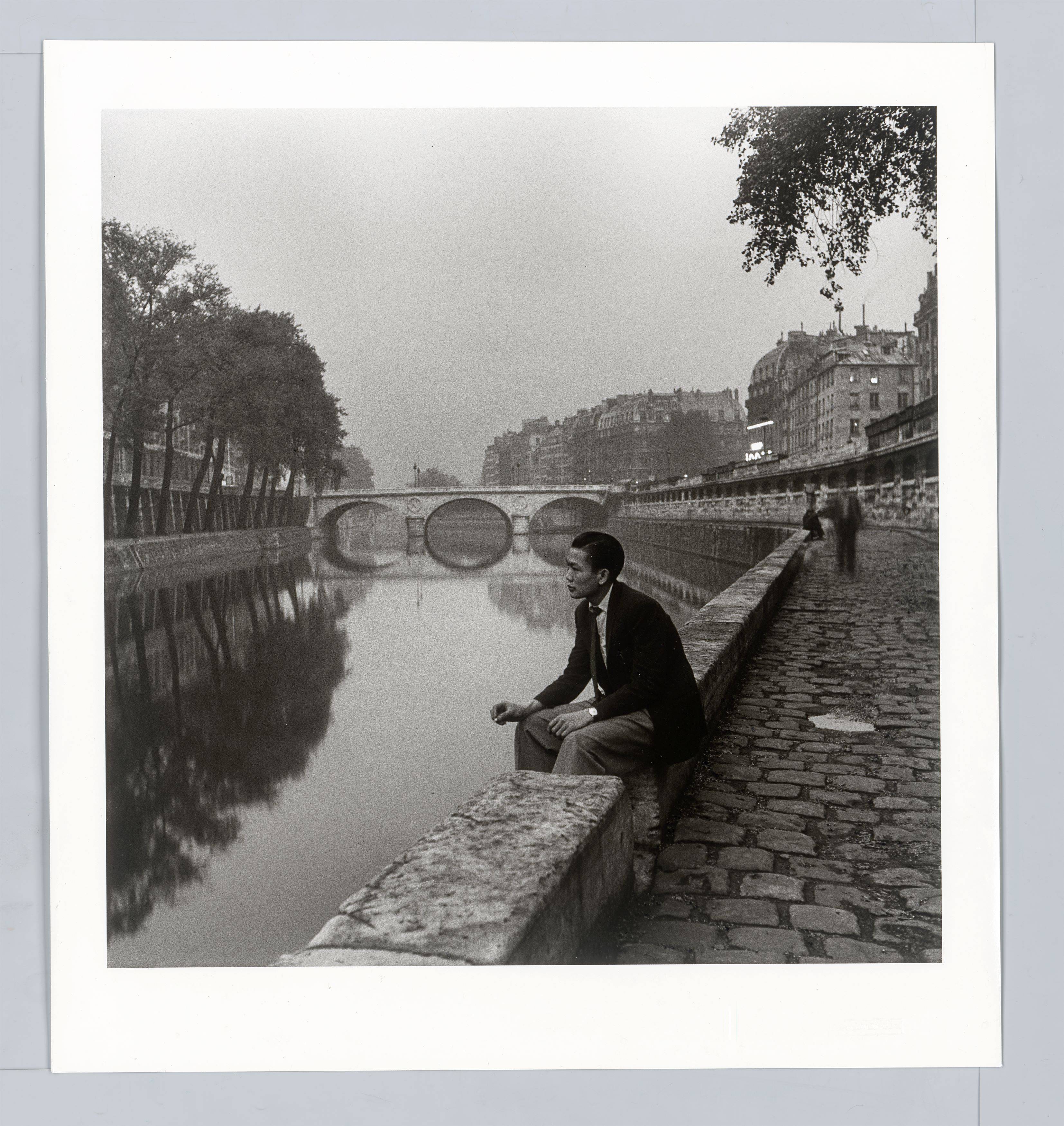 Auf diesem Bild ist das folgende Kunstwerk zu sehen: Louis Stettner. „By the Seine, near Pont St. Michel“. 1951.