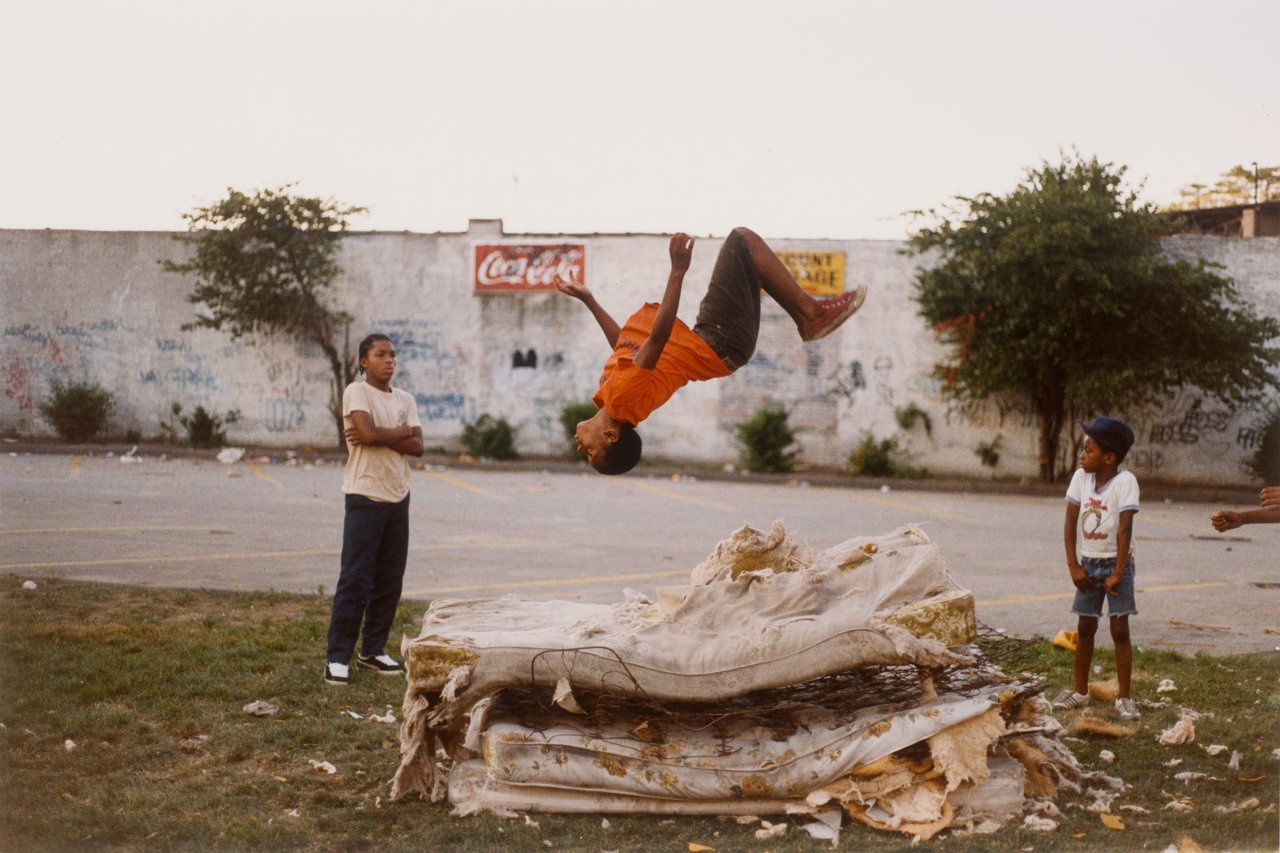 Auf diesem Bild ist das folgende Kunstwerk zu sehen: Jamel Shabazz. Flying High, Brooklyn, NYC. 1982.