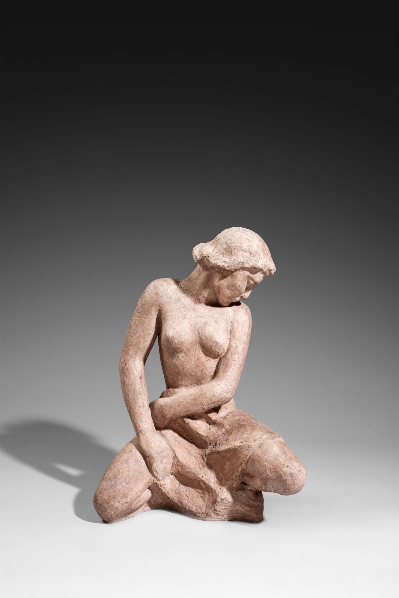 Auf diesem Bild ist das folgende Kunstwerk zu sehen: Georg Kolbe. „Kniende mit Gewand“. 1914.