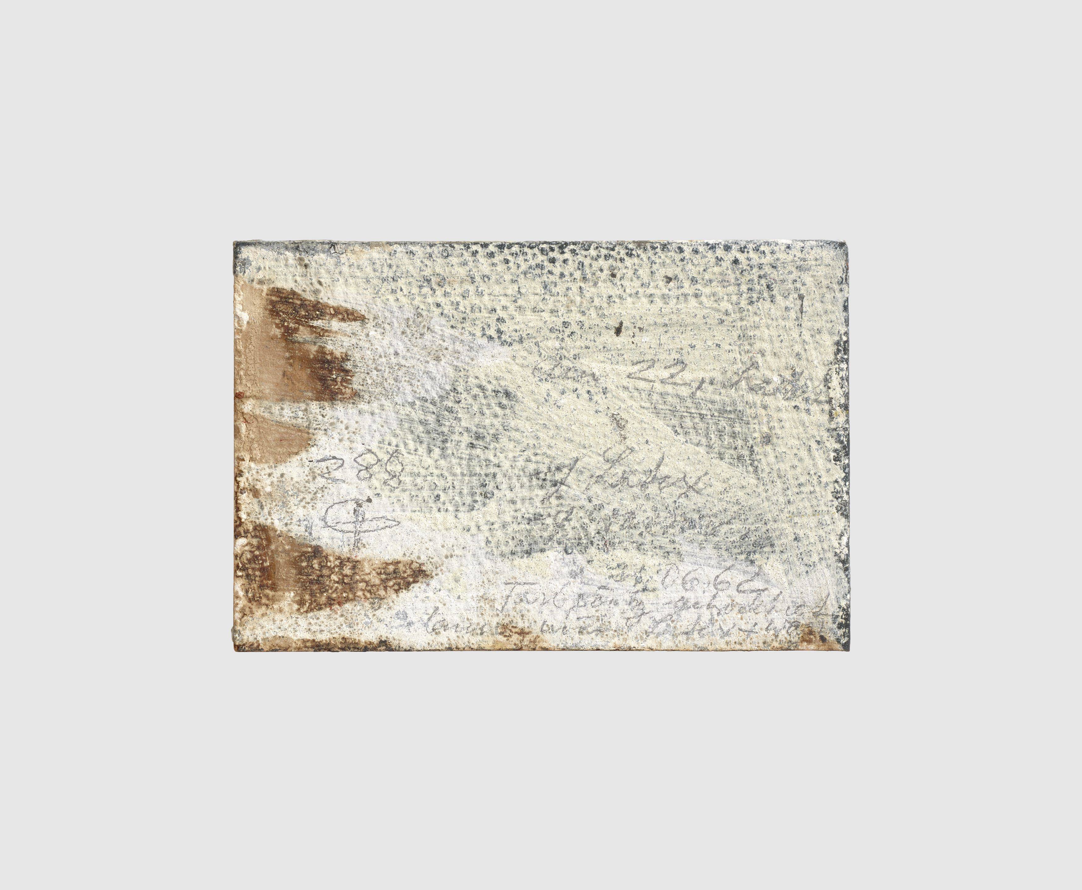 Auf diesem Bild ist das folgende Kunstwerk zu sehen: Hermann Glöckner. Rostbraune Farbmörtelreste auf grauer Pappe. 1962.