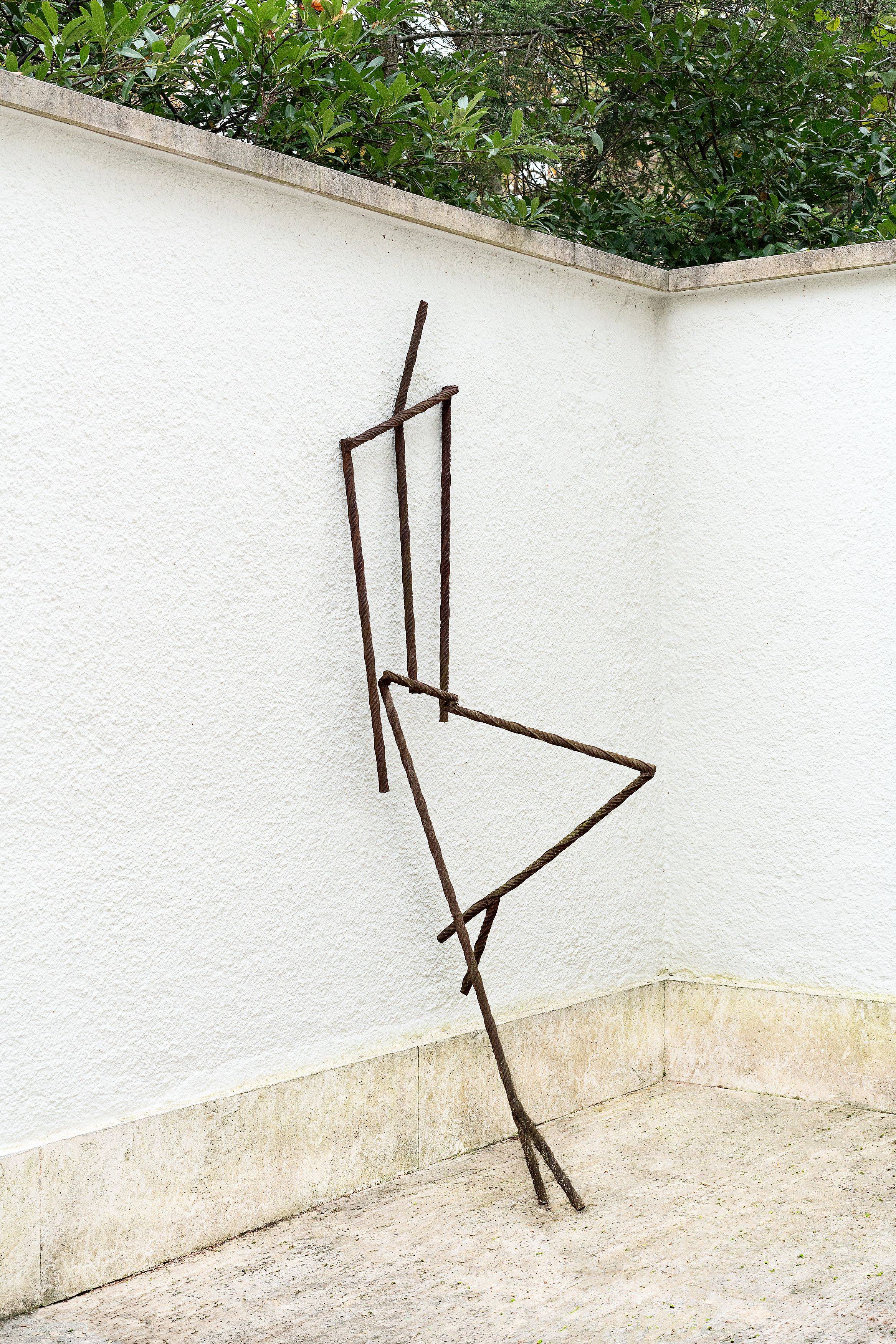 This picture shows the following artwork: Frank Dornseif. ”Große Angelehnte”. In the late 1980s/early 1990s.