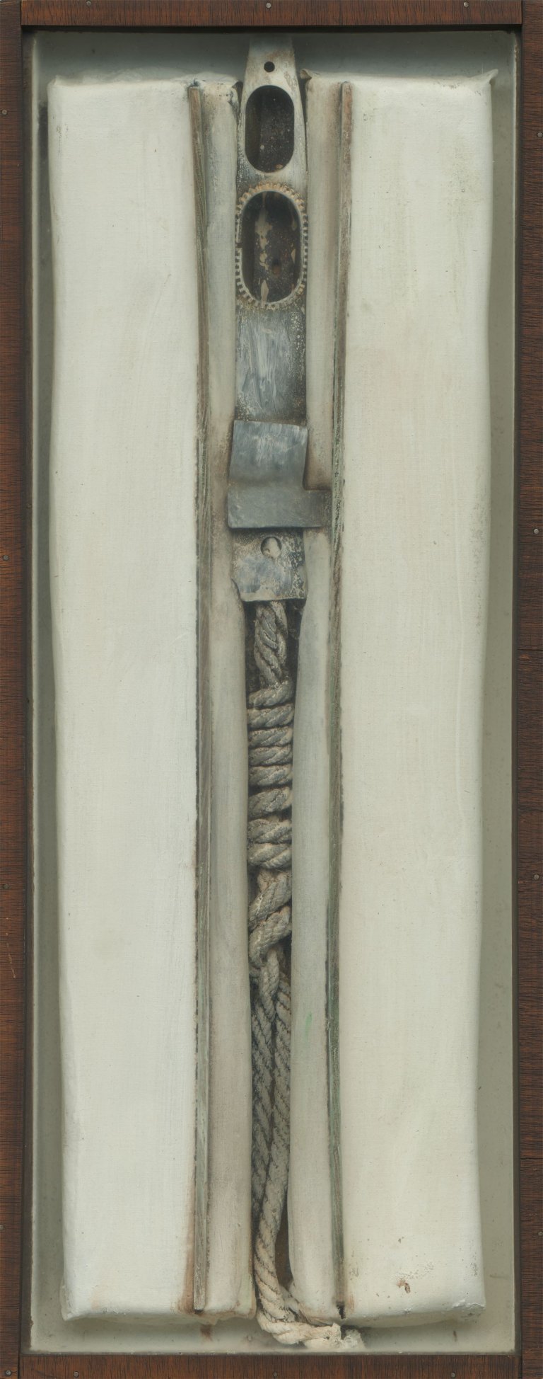 Auf diesem Bild ist das folgende Kunstwerk zu sehen: „Montagekasten mit Seil“. 1969.