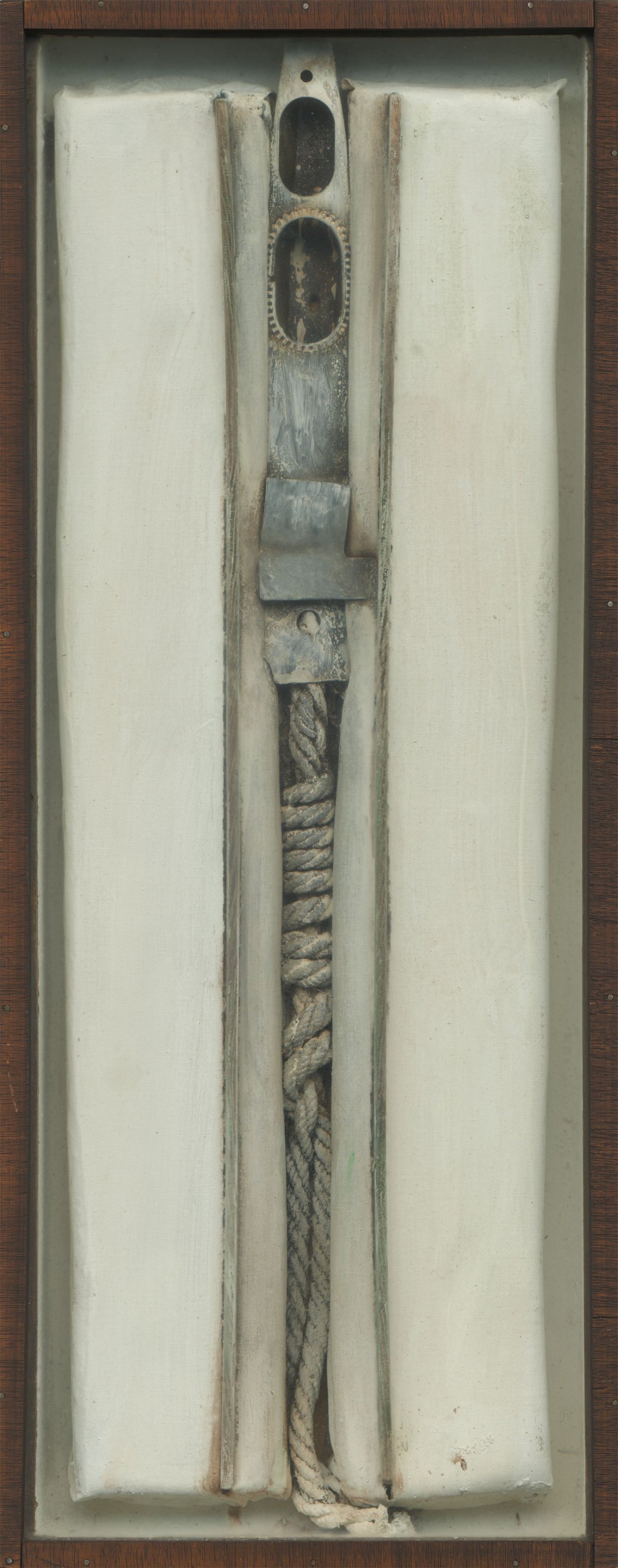 Auf diesem Bild ist das folgende Kunstwerk zu sehen: Karl Fred Dahmen. „Montagekasten mit Seil“. 1969.