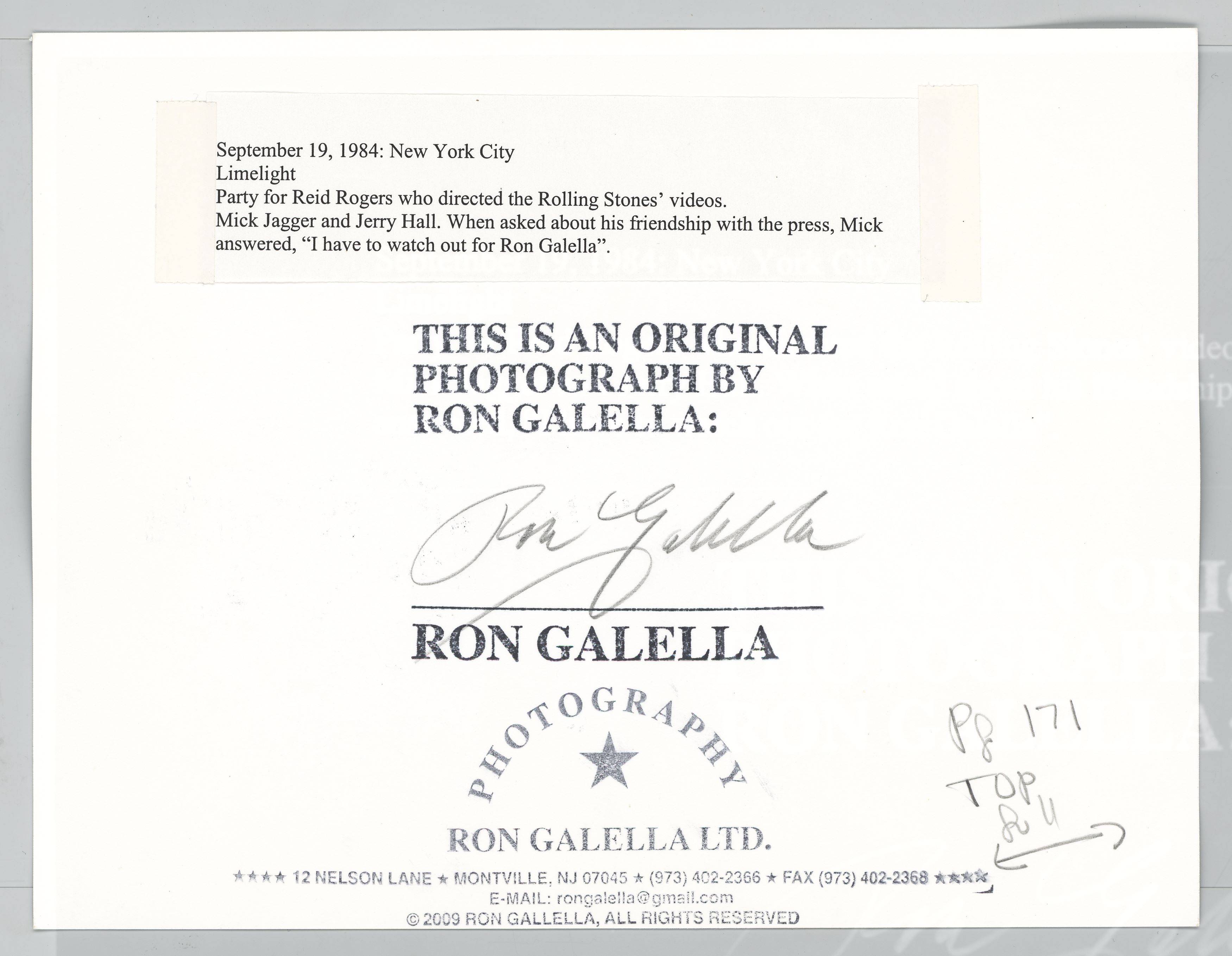 Auf diesem Bild ist das folgende Kunstwerk zu sehen: Ron Galella (d.i. Galella, Ronald E.). Mick Jagger and Jerry Hall, New York City. 1984.