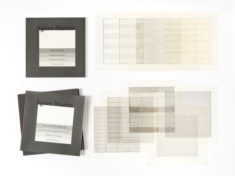 Auf diesem Bild ist das folgende Kunstwerk zu sehen: „Agnes Martin - Paintings and Drawings 1974-1990“. 1991.