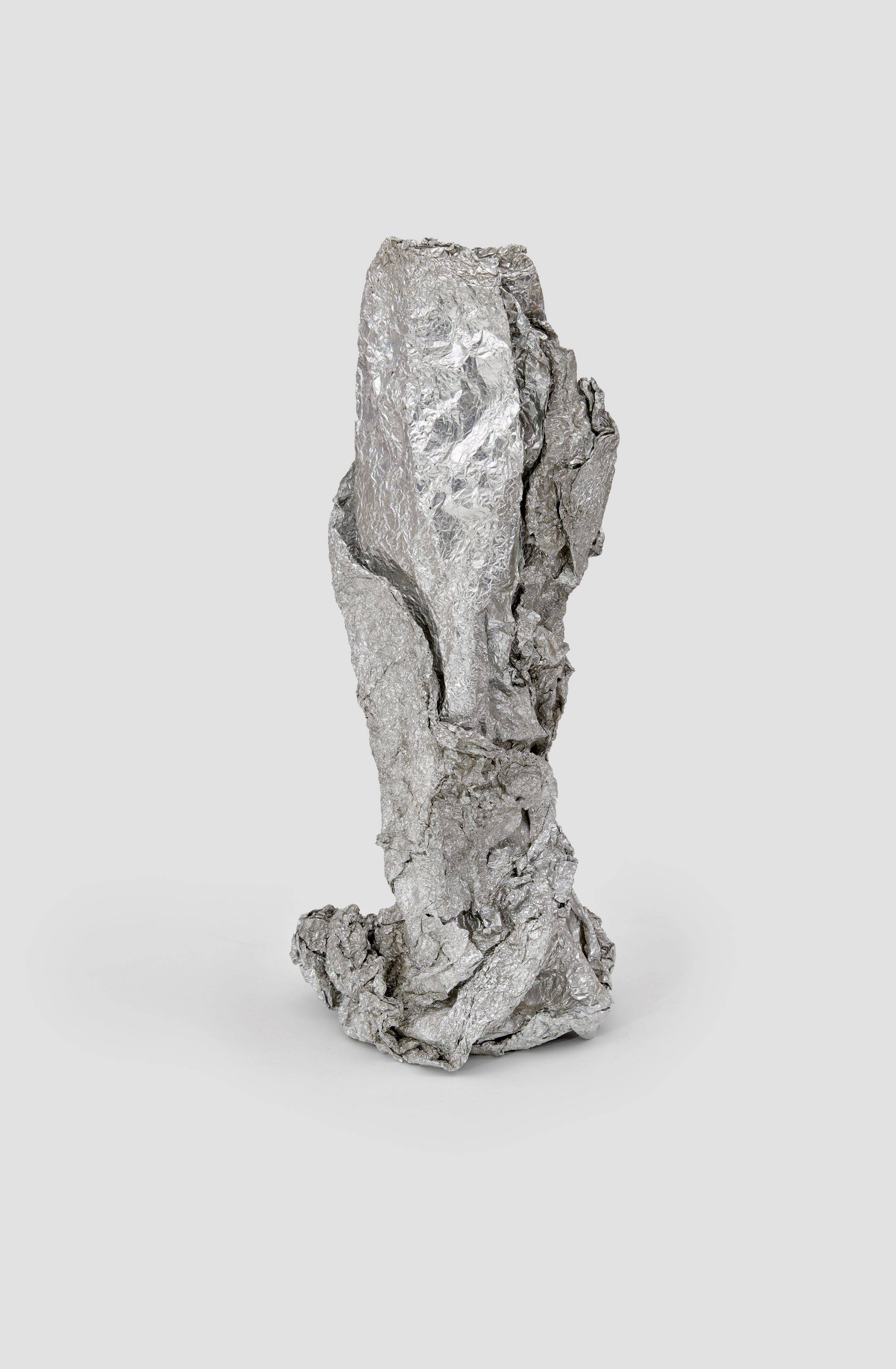 Auf diesem Bild ist das folgende Kunstwerk zu sehen: Hermann Glöckner. Stan[n]iolpapier, gerollt und aufgerichtet. 1965.