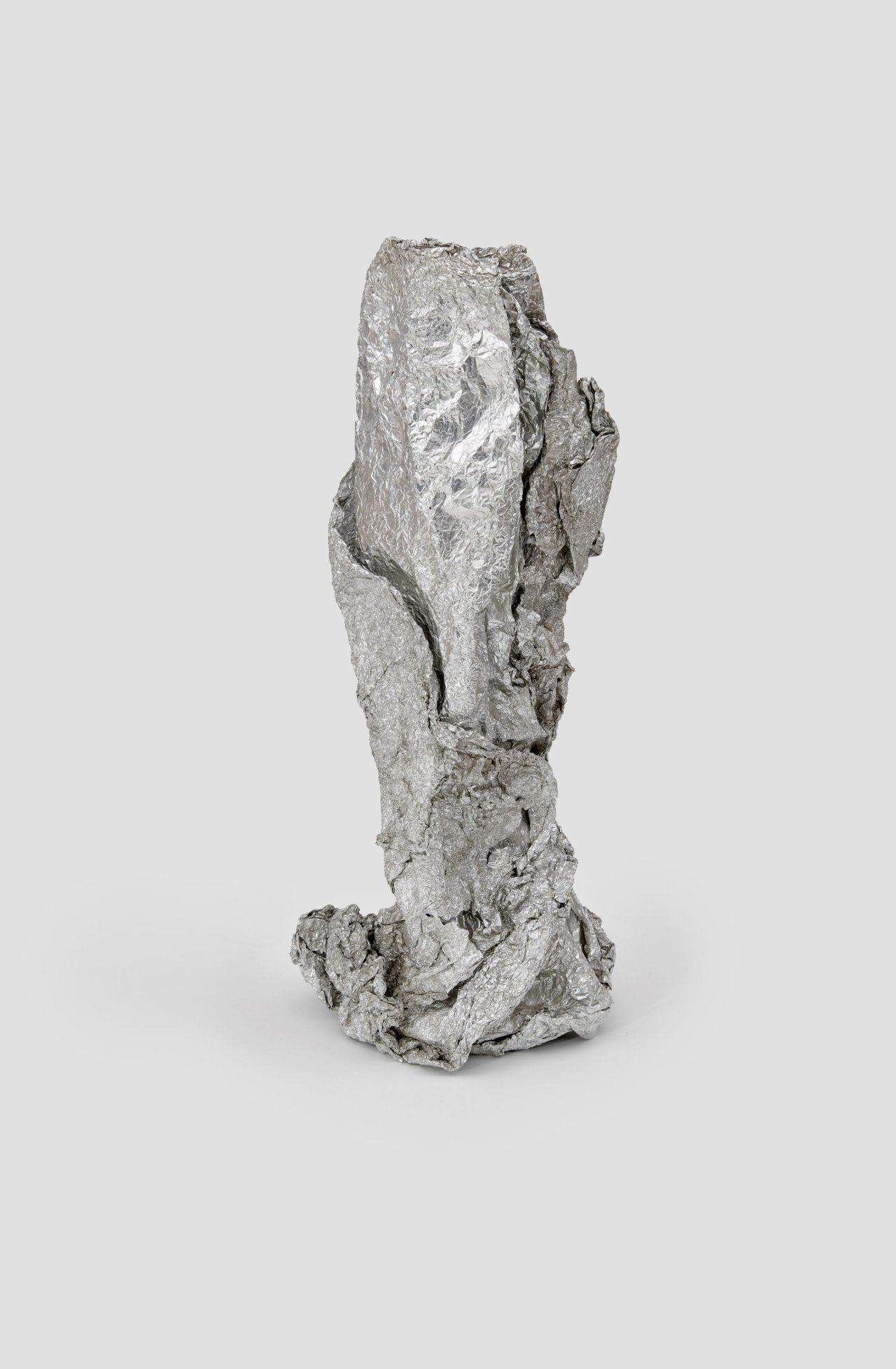 Auf diesem Bild ist das folgende Kunstwerk zu sehen: Hermann Glöckner. Stan[n]iolpapier, gerollt und aufgerichtet. 1965.