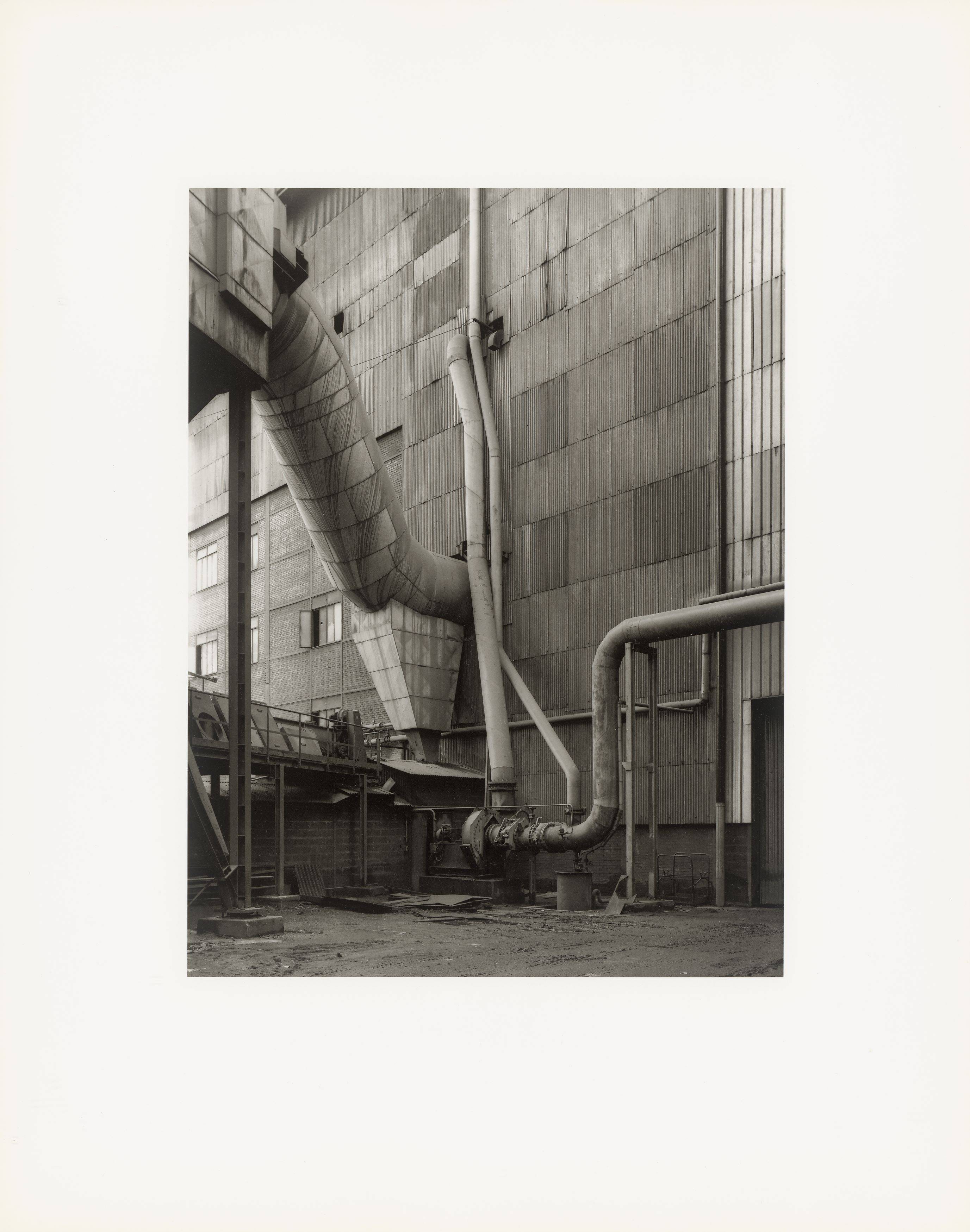 Auf diesem Bild ist das folgende Kunstwerk zu sehen: Bernd und Hilla Becher. „Walls and Conduits“. 1991.