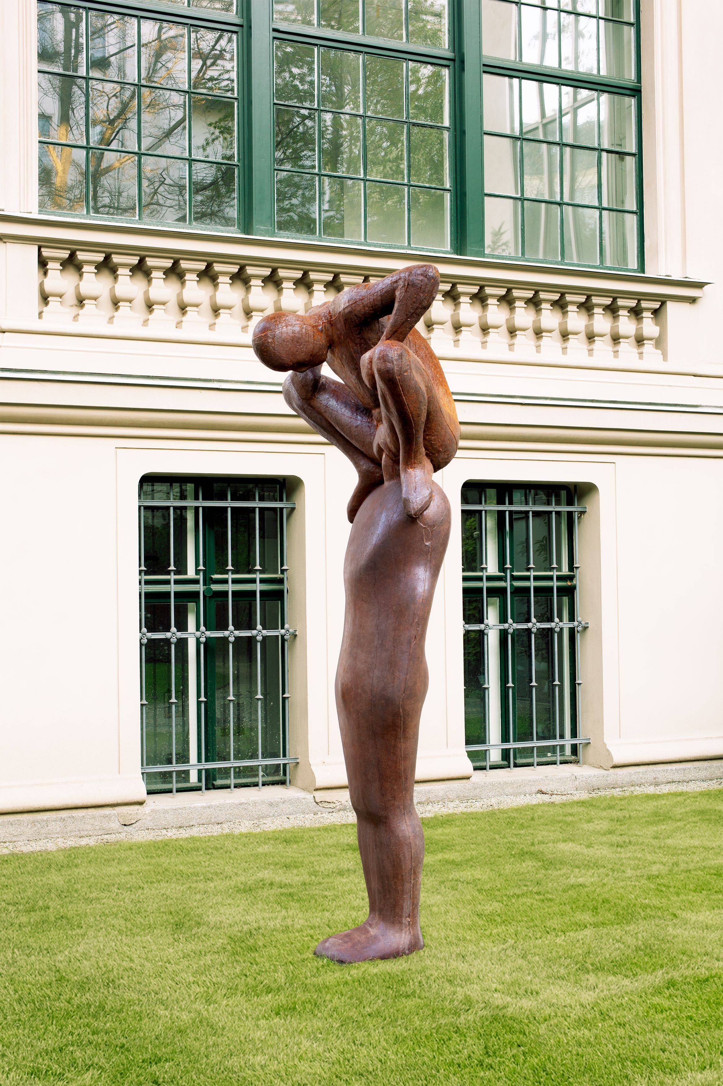 This picture shows the following artwork: Antony Gormley. Bearing II. 1995.