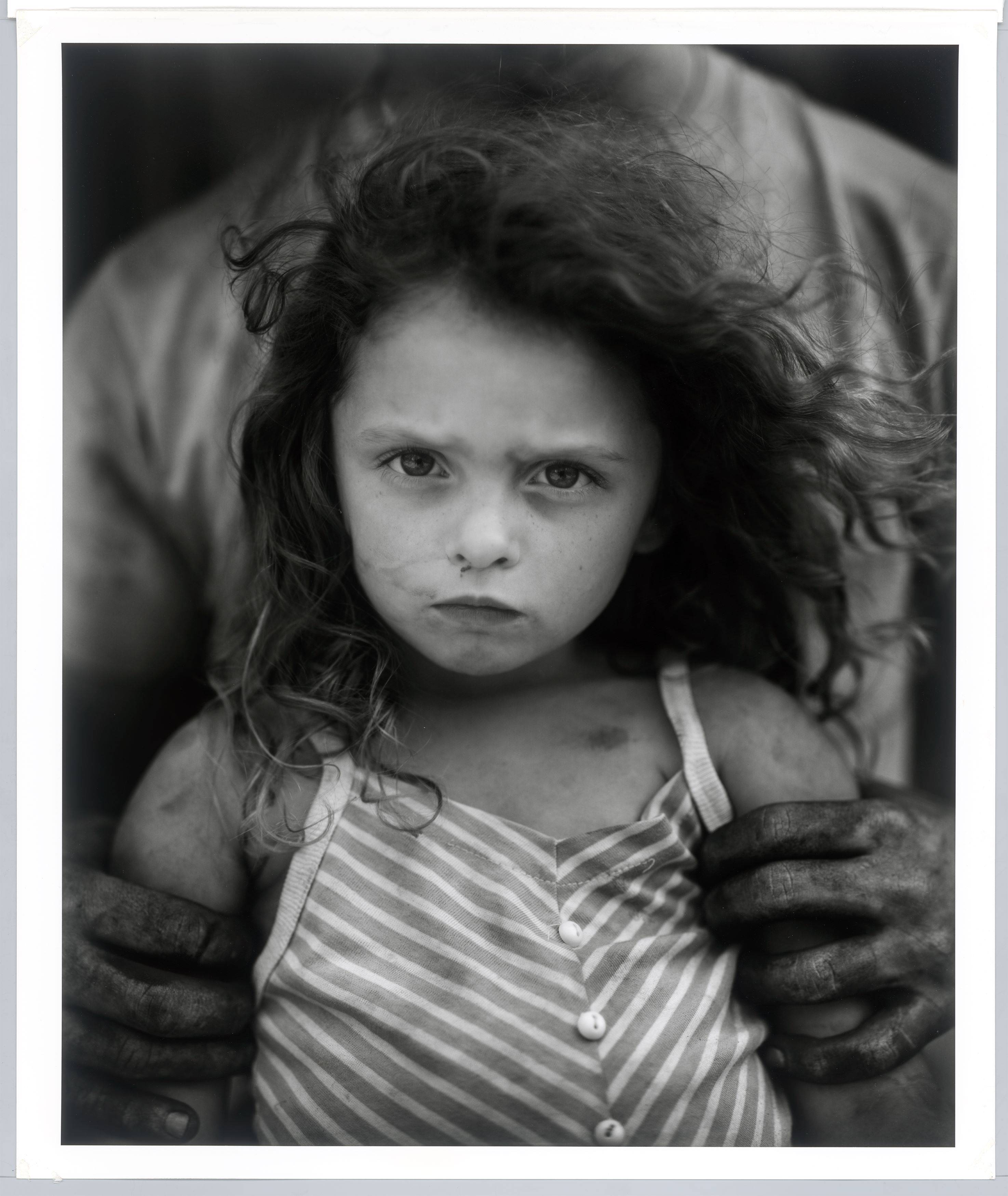 Auf diesem Bild ist das folgende Kunstwerk zu sehen: Sally Mann. „Holding Virginia“. 1989.