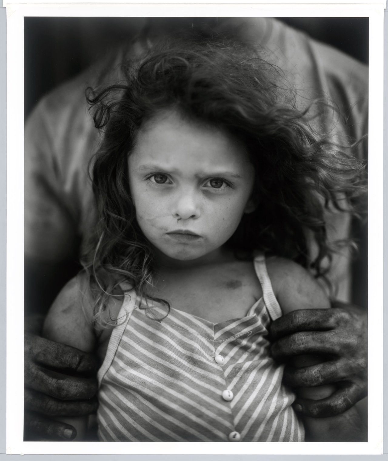 Auf diesem Bild ist das folgende Kunstwerk zu sehen: Sally Mann. „Holding Virginia“. 1989.