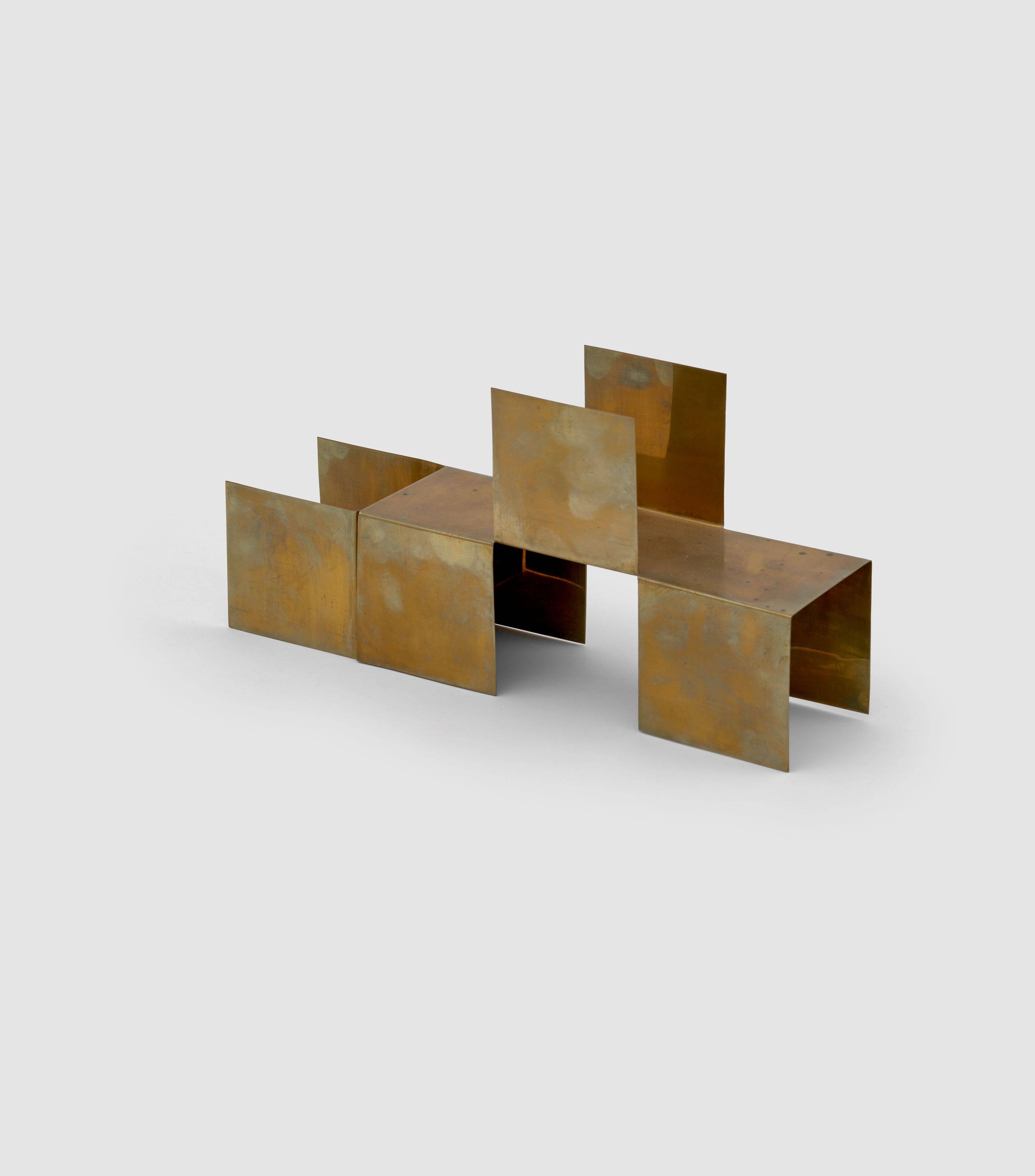 Auf diesem Bild ist das folgende Kunstwerk zu sehen: Hermann Glöckner. Dreifach seitlich aufgeschnittenes Rechteck, räumlich gefaltet. Um 1970.