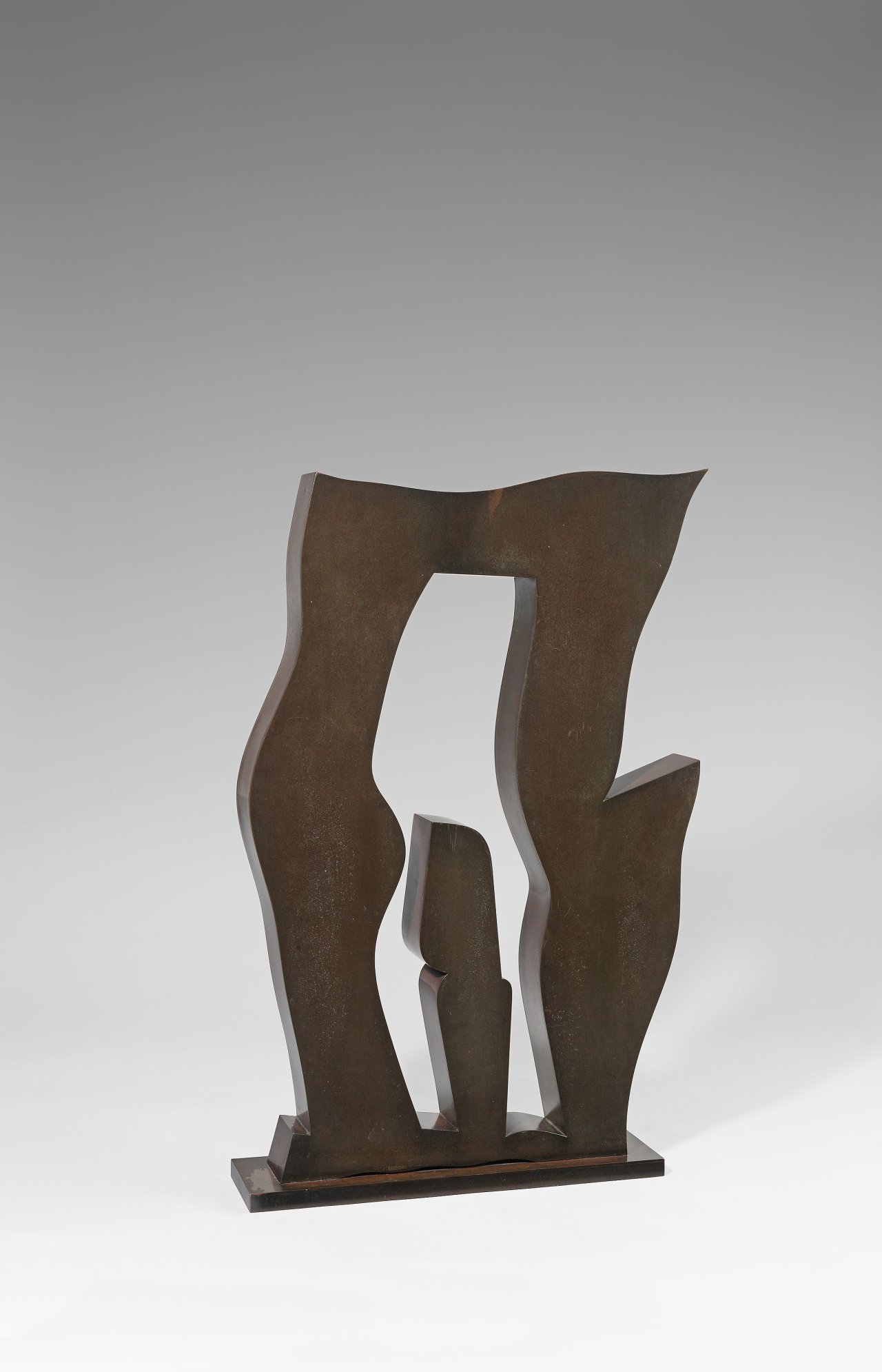 Auf diesem Bild ist das folgende Kunstwerk zu sehen: Hans Arp. „Das Ding auf der Schwelle“ („Objet sur le seuil/Object on the threshold“). 1959–1962.