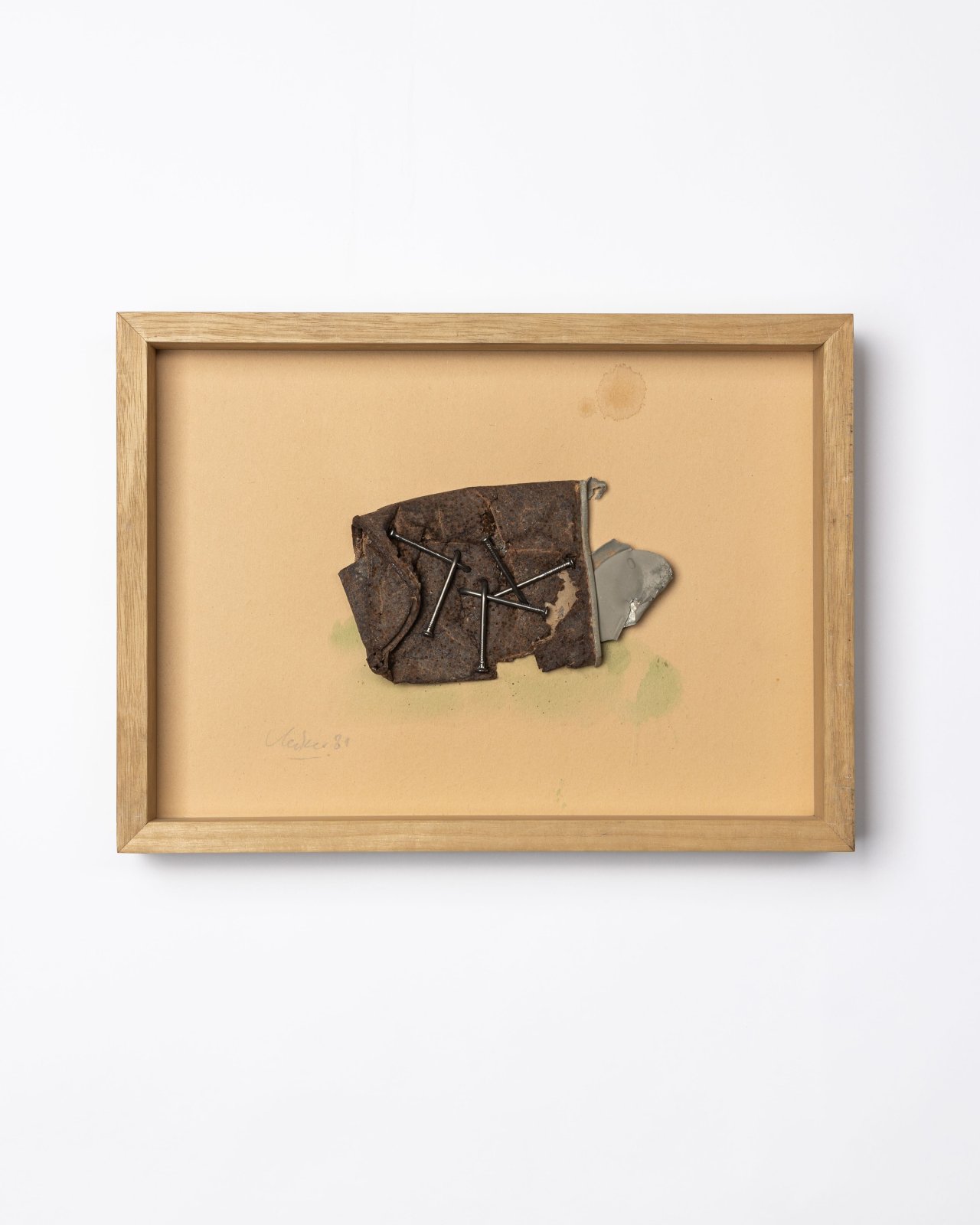 Auf diesem Bild ist das folgende Kunstwerk zu sehen: Günther Uecker. „Wüstenfund [19]“. 1981 .