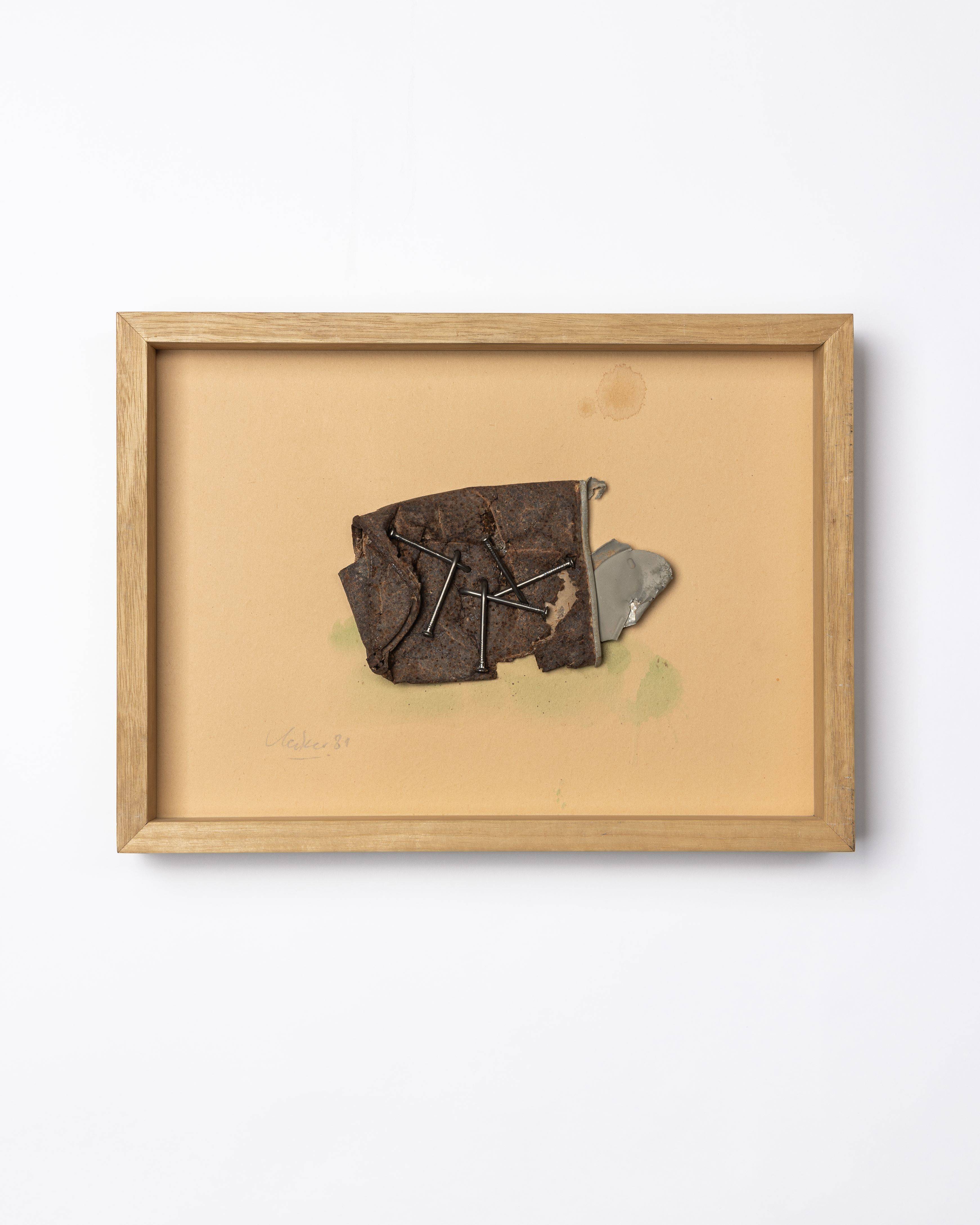 Auf diesem Bild ist das folgende Kunstwerk zu sehen: Günther Uecker. „Wüstenfund [19]“. 1981 .