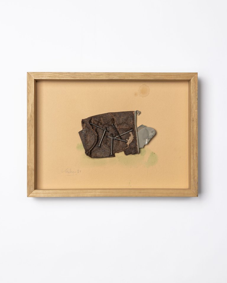 Auf diesem Bild ist das folgende Kunstwerk zu sehen: Günther Uecker. „Wüstenfund [19]“. 1981 .