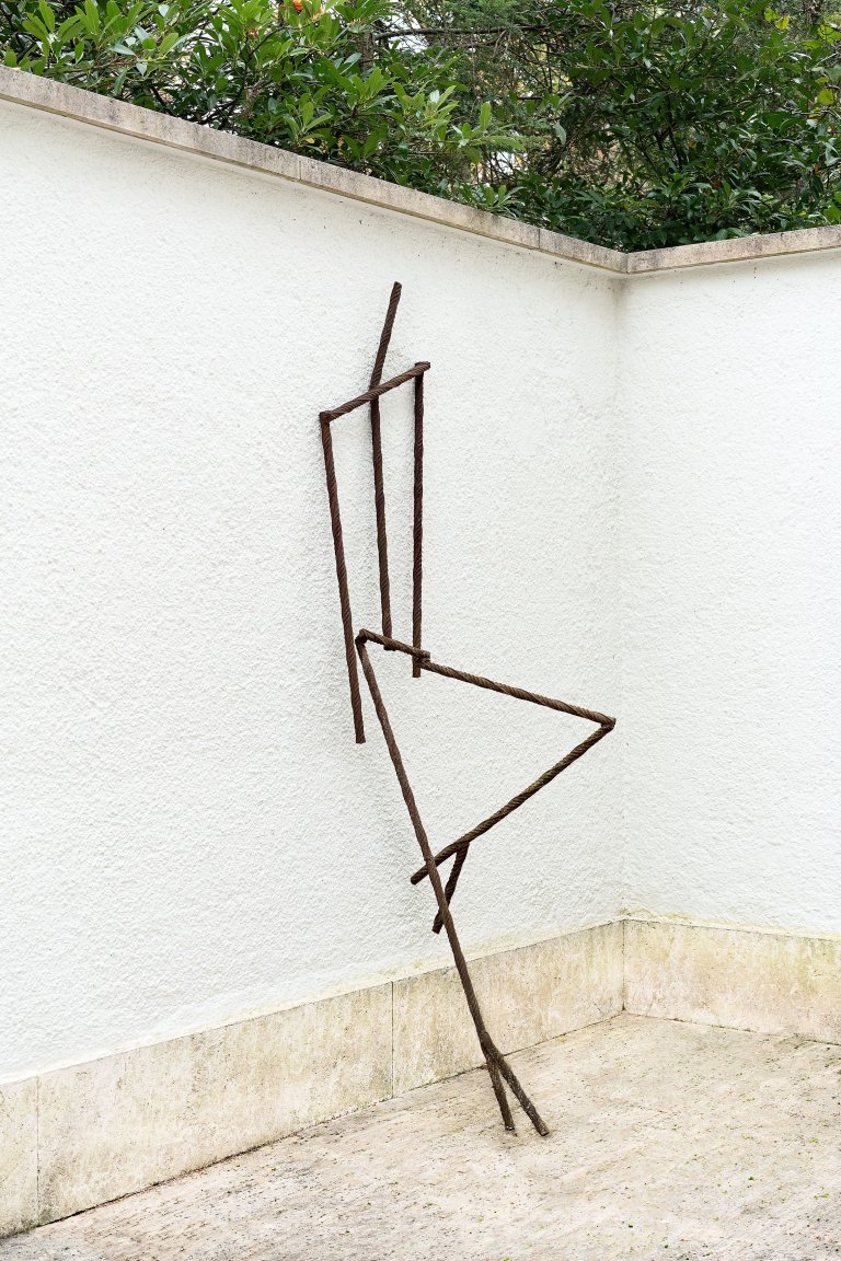 Auf diesem Bild ist das folgende Kunstwerk zu sehen: Frank Dornseif. „Große Angelehnte“. Ende der 1980er/Anfang 1990er-Jahre.