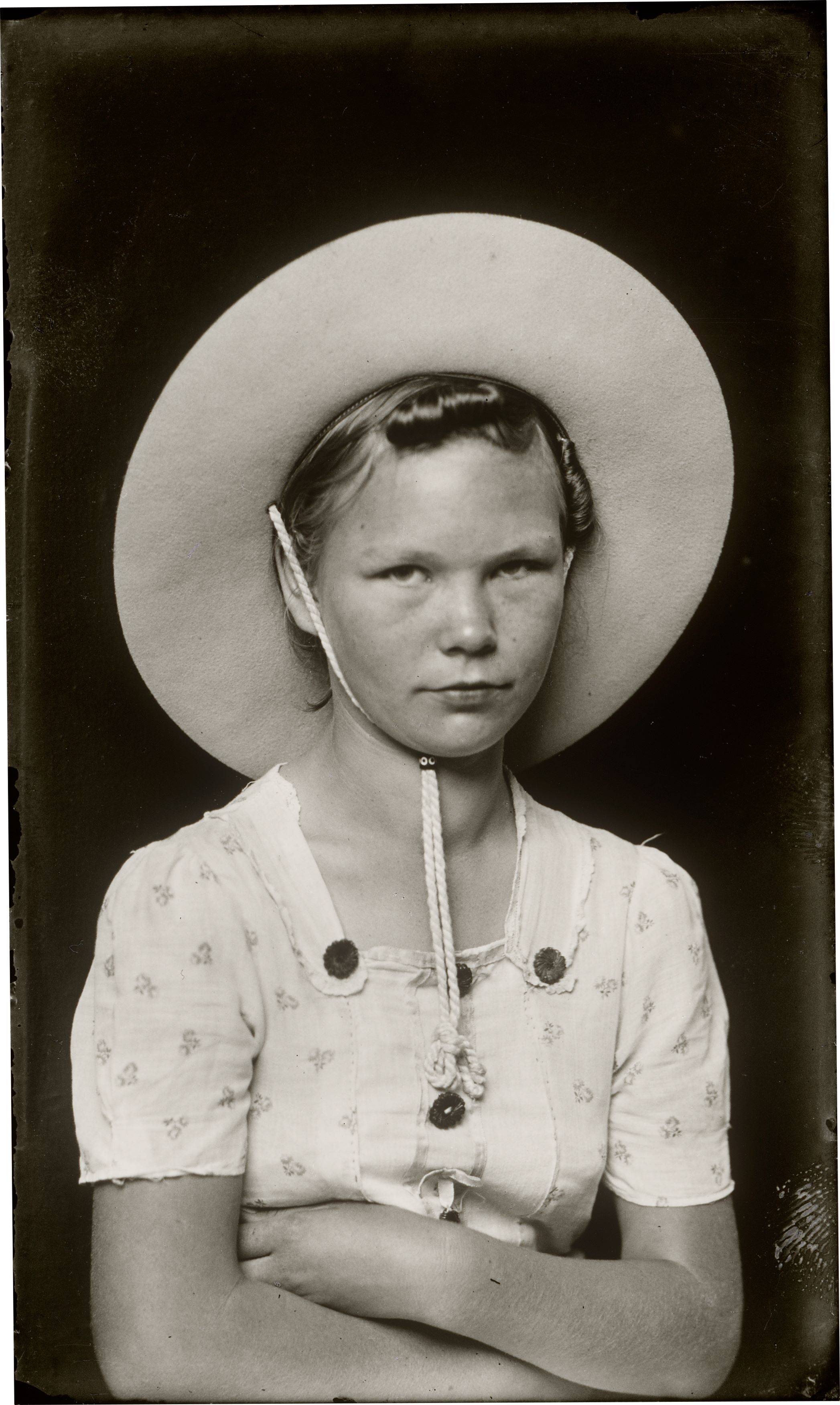 This picture shows the following artwork: Mike Disfarmer. Girl with Large Hat. 1939/1946.