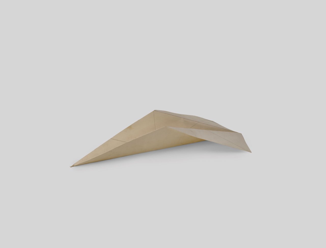 Auf diesem Bild ist das folgende Kunstwerk zu sehen: Hermann Glöckner. Faltung in Form eines „Papierfliegers“. 1977.