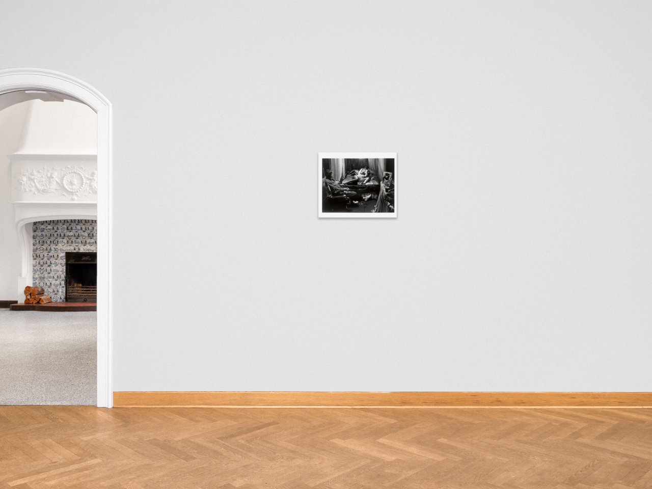 This picture shows the following artwork: Helmut Newton. ”'Selfportrait. Valentino Place' Hollywood”. 1986.