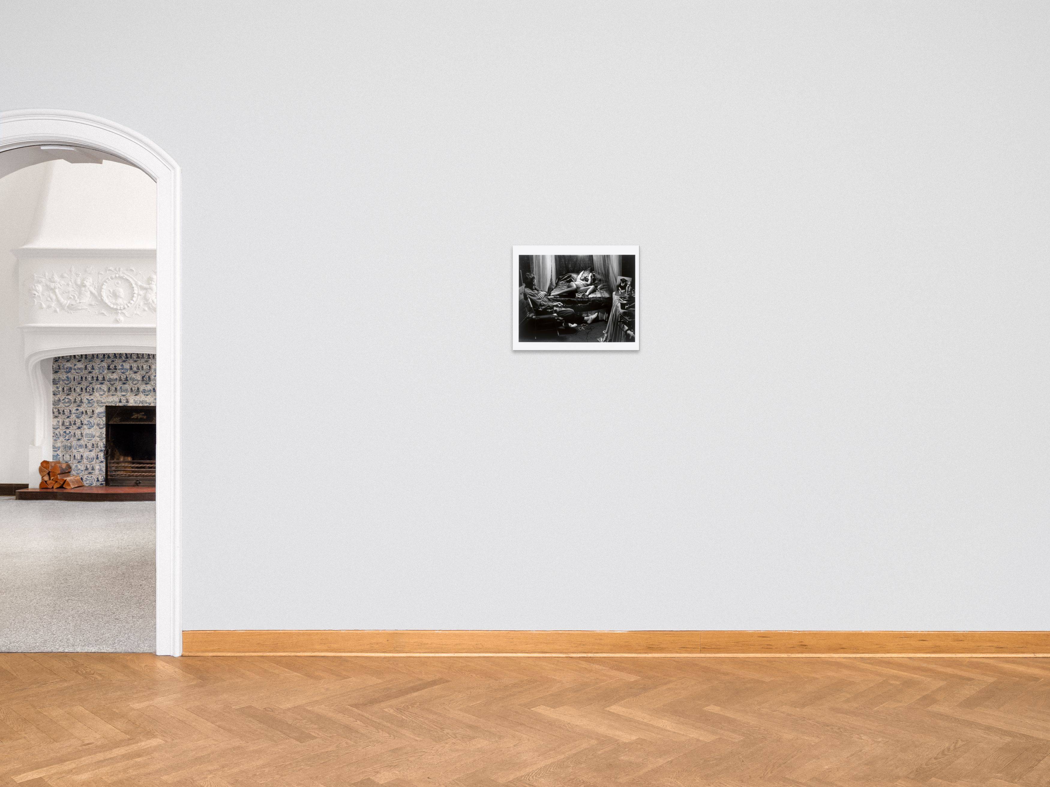 This picture shows the following artwork: Helmut Newton. ”'Selfportrait. Valentino Place' Hollywood”. 1986.