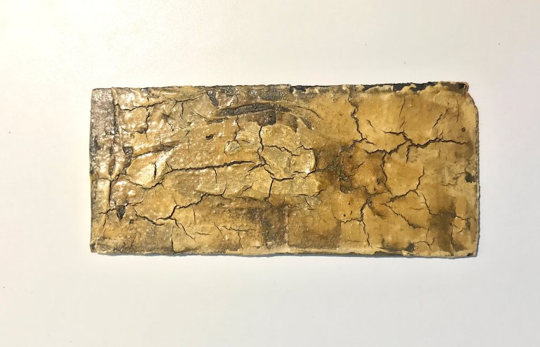 Auf diesem Bild ist das folgende Kunstwerk zu sehen: Gerissene helle Farbfläche auf braunem Grund. 1954.