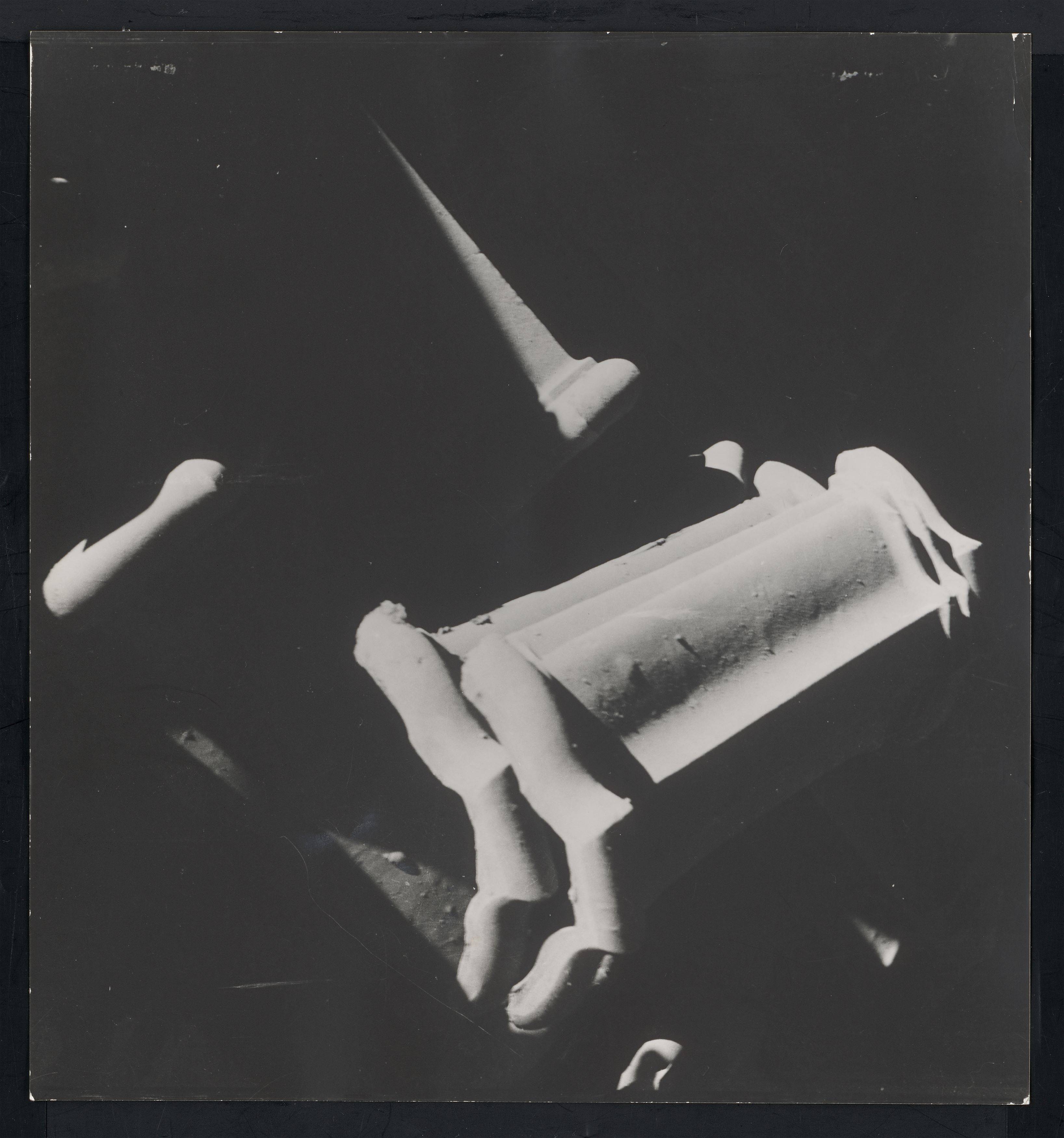 Auf diesem Bild ist das folgende Kunstwerk zu sehen: Gyula Pap. Tetöcserepek [Dachziegel]. 1924.