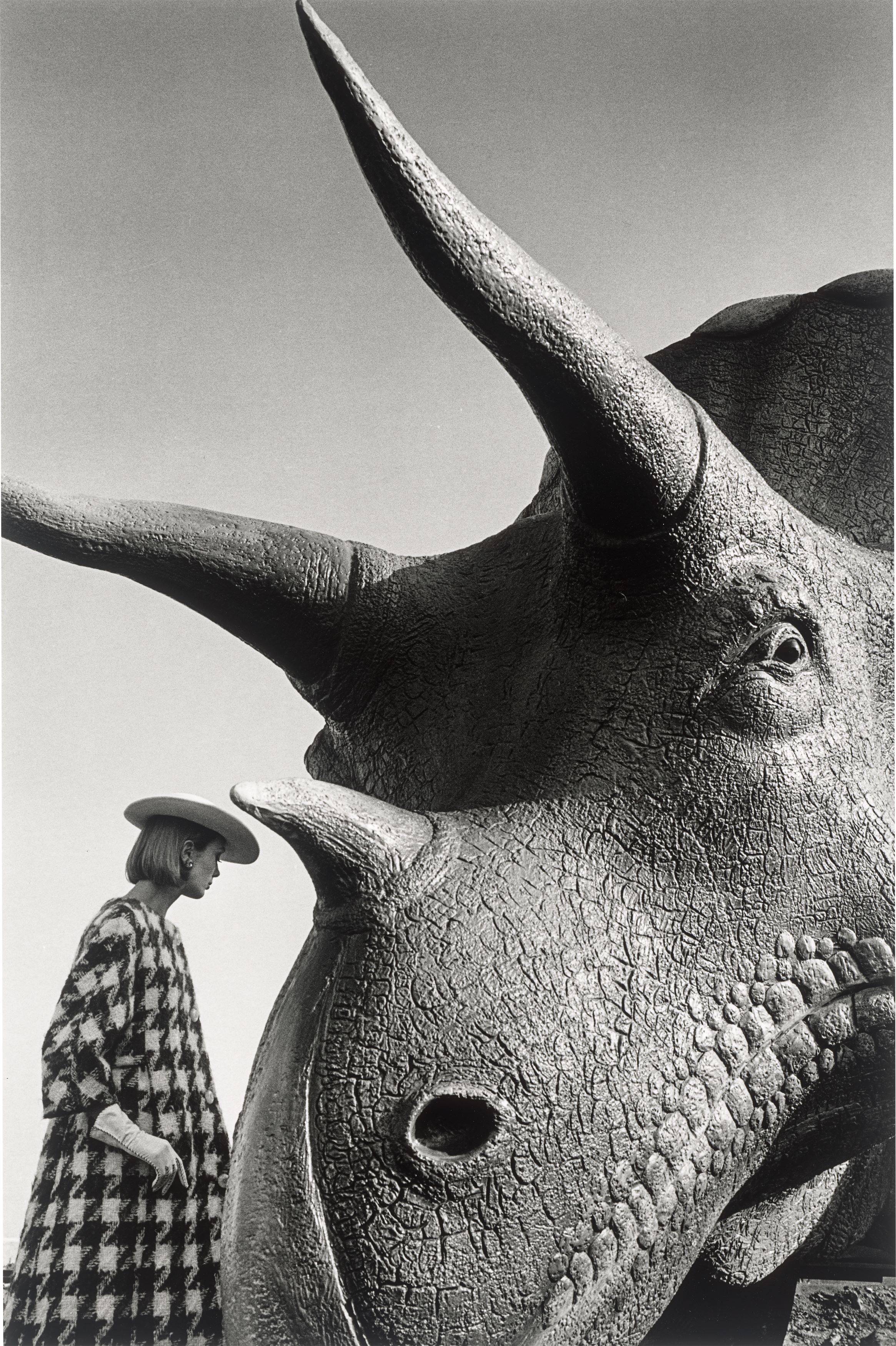 Auf diesem Bild ist das folgende Kunstwerk zu sehen: Jeanloup Sieff. World's Fair, New York, for Harper's Bazaar. 1963.
