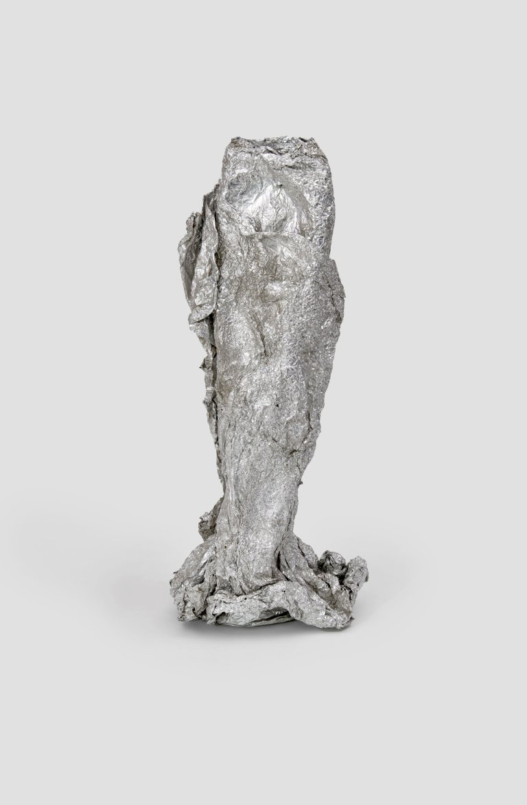 Auf diesem Bild ist das folgende Kunstwerk zu sehen: Hermann Glöckner. Stan[n]iolpapier, gerollt und aufgerichtet. 1965.