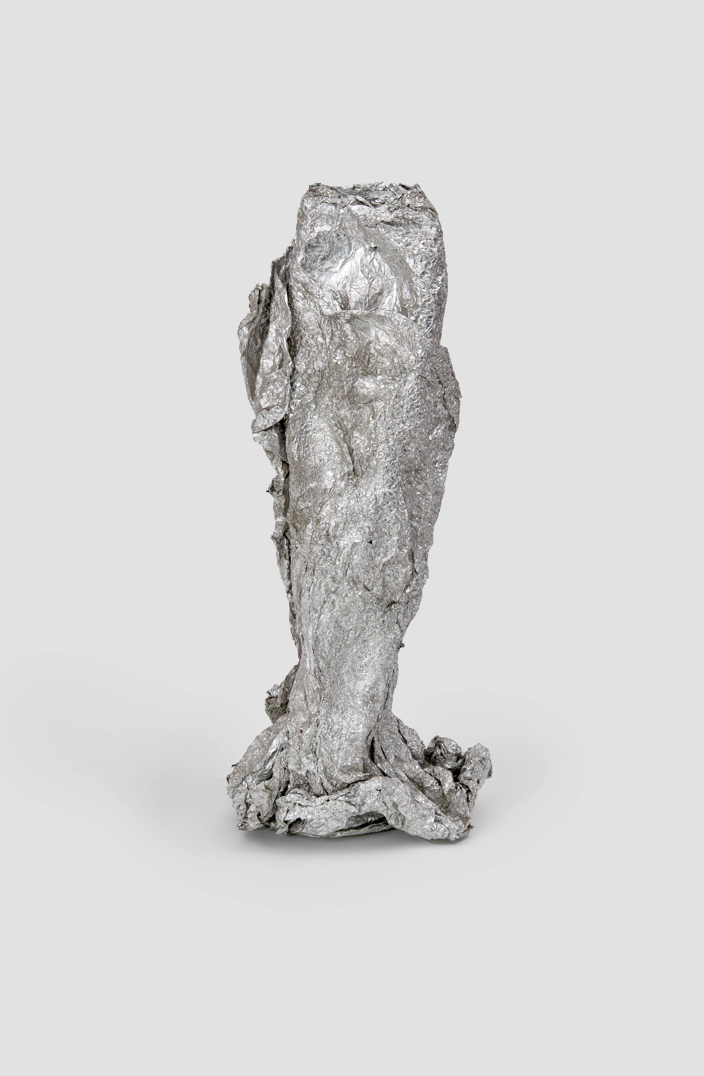 Auf diesem Bild ist das folgende Kunstwerk zu sehen: Hermann Glöckner. Stan[n]iolpapier, gerollt und aufgerichtet. 1965.