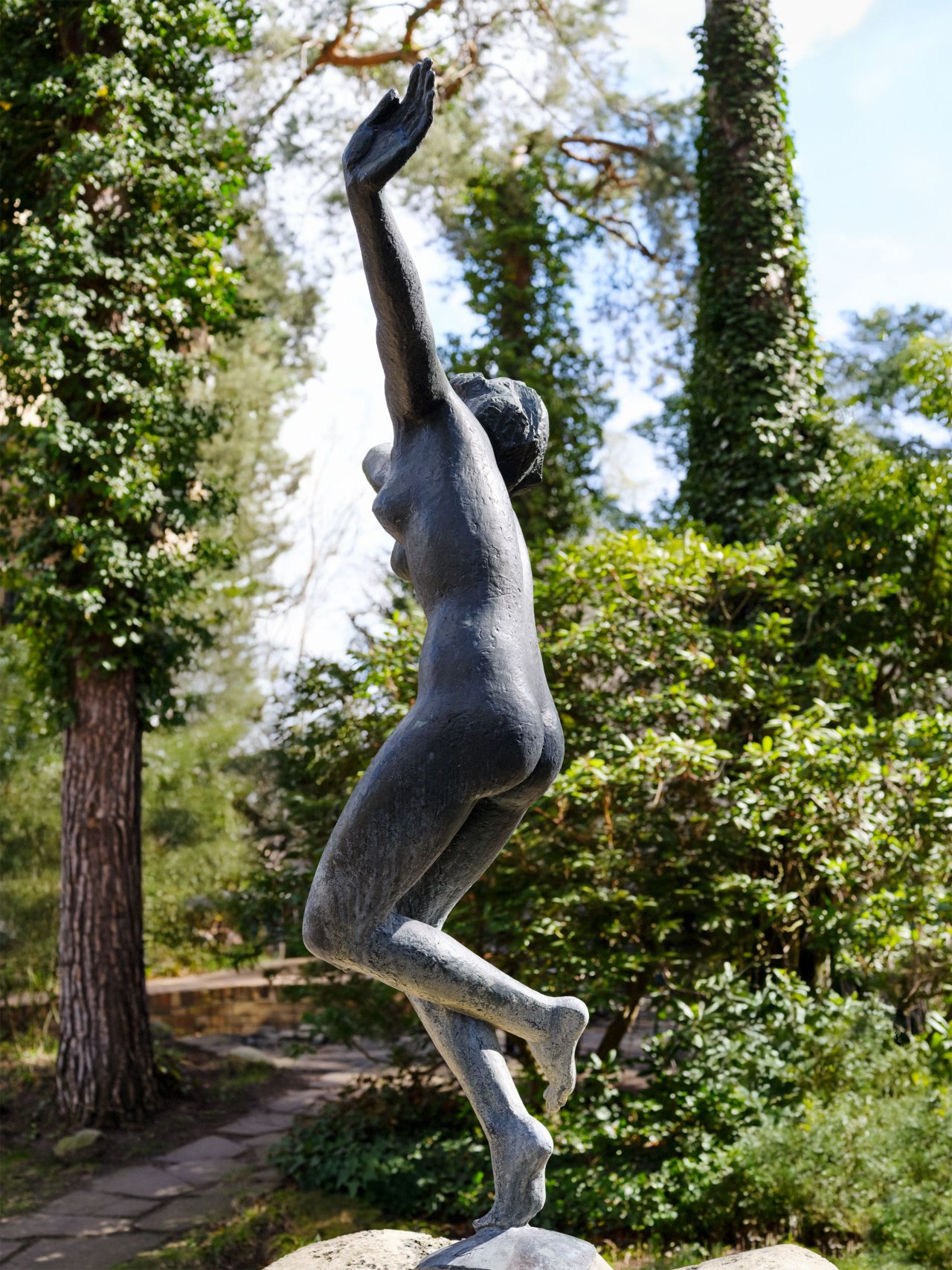 Auf diesem Bild ist das folgende Kunstwerk zu sehen: Georg Kolbe. „Tänzerinnen–Brunnen“. 1922.
