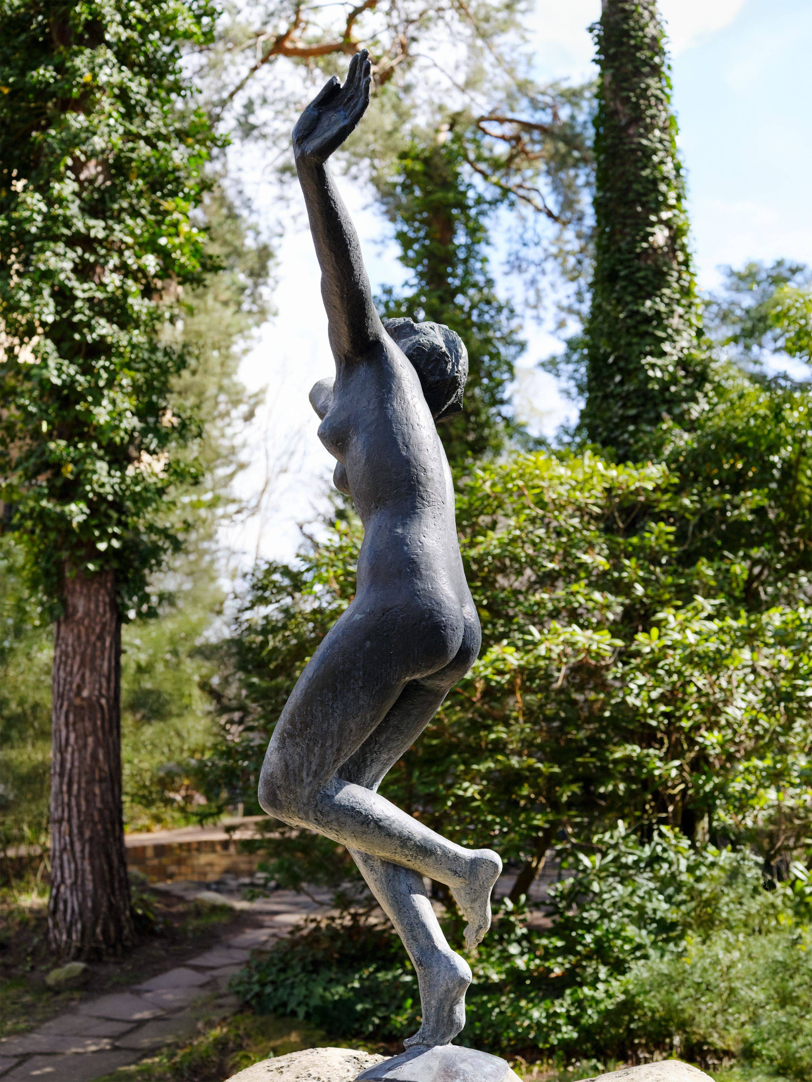 Auf diesem Bild ist das folgende Kunstwerk zu sehen: Georg Kolbe. „Tänzerinnen–Brunnen“. 1922.