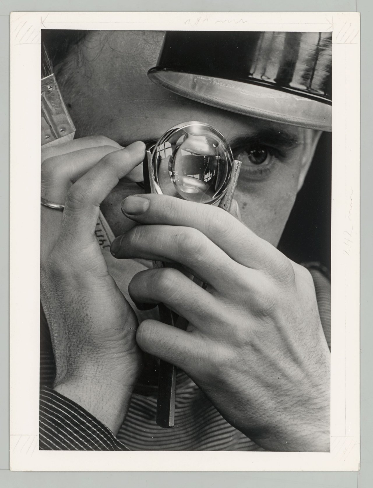 Auf diesem Bild ist das folgende Kunstwerk zu sehen:  Wolff & Tritschler (Dr. Paul Wolff & Alfred Tritschler). Feinmechanik. Prüfen von Linsen. 1937.