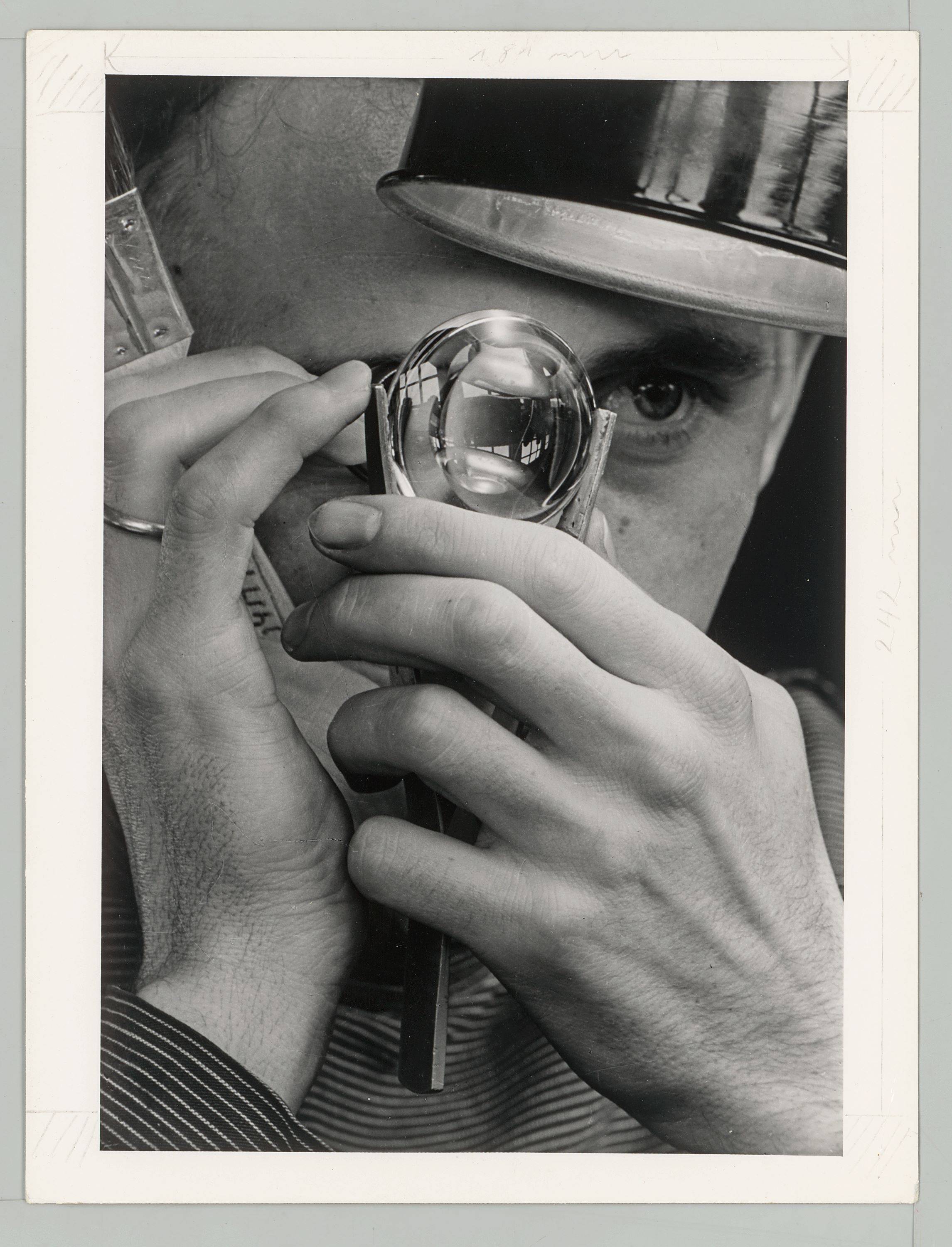 Auf diesem Bild ist das folgende Kunstwerk zu sehen:  Wolff & Tritschler (Dr. Paul Wolff & Alfred Tritschler). Feinmechanik. Prüfen von Linsen. 1937.