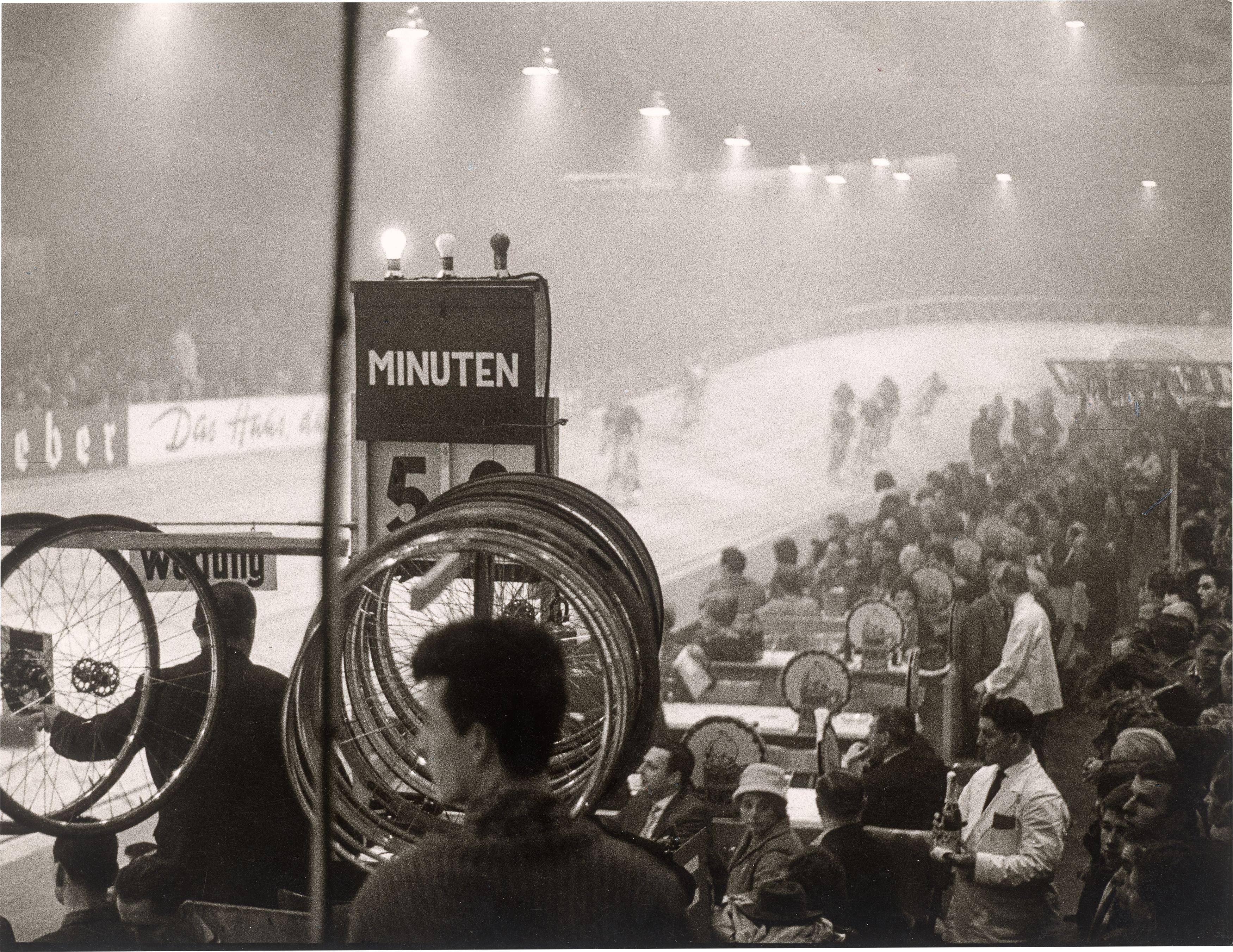 Auf diesem Bild ist das folgende Kunstwerk zu sehen: Max Jacoby (d.i. Max Moshe Jacoby). „6-Tage-Rennen, Sportpalast“, Berlin. 1950er–Jahre.