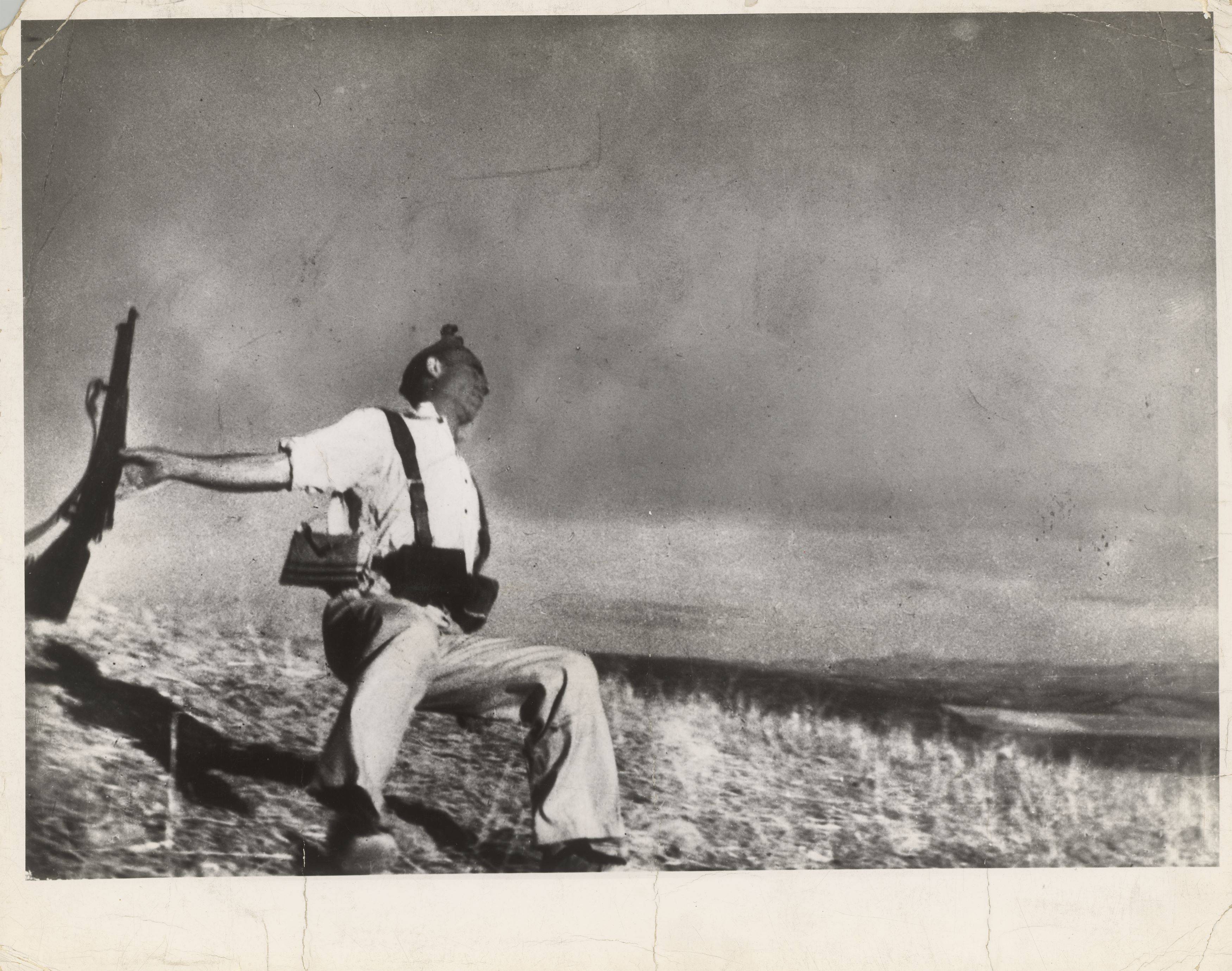 This picture shows the following artwork: Robert Capa (i.e. Endre Ernő Friedmann). The Falling Soldier. 1936.
