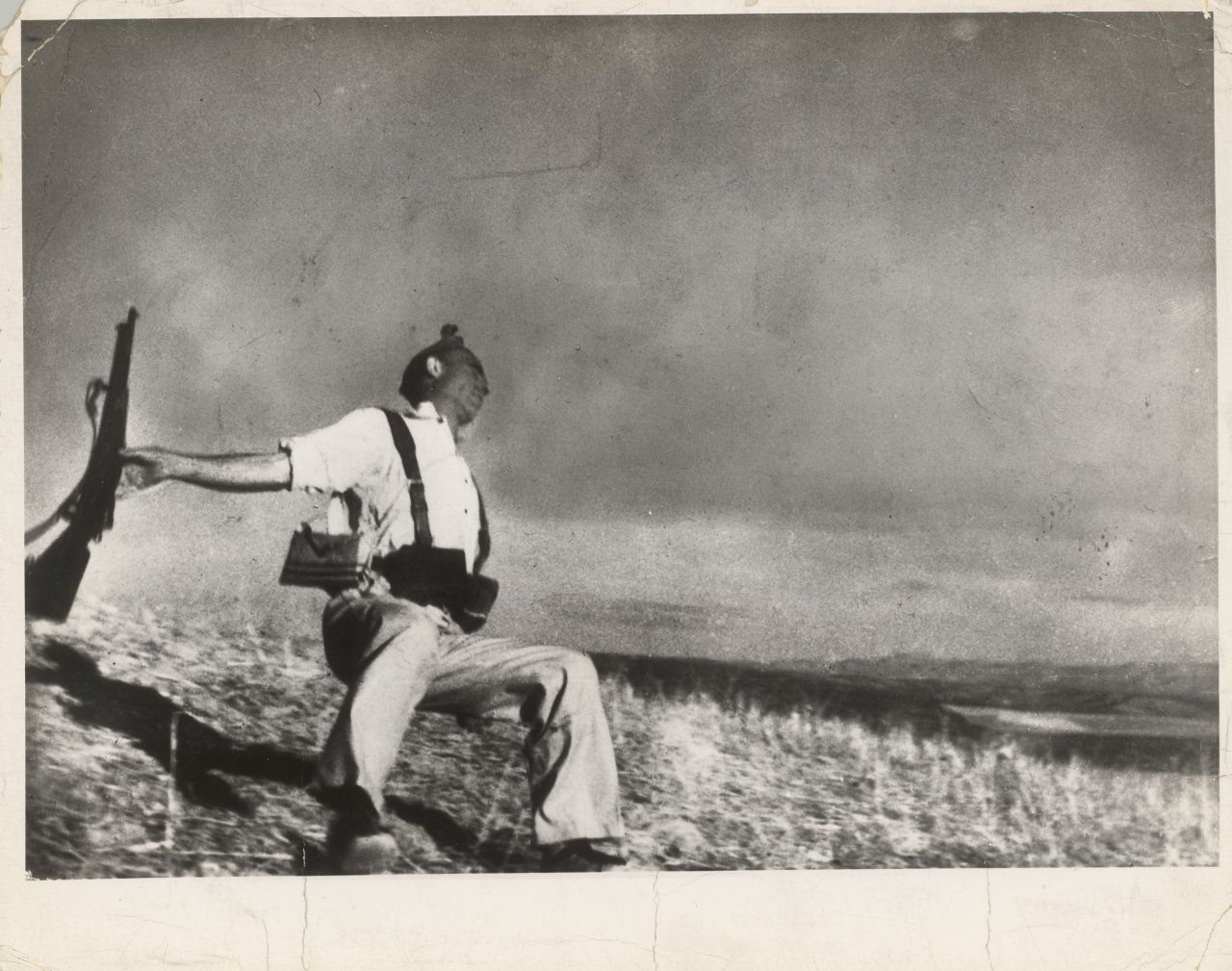 This picture shows the following artwork: Robert Capa (i.e. Endre Ernő Friedmann). The Falling Soldier. 1936.