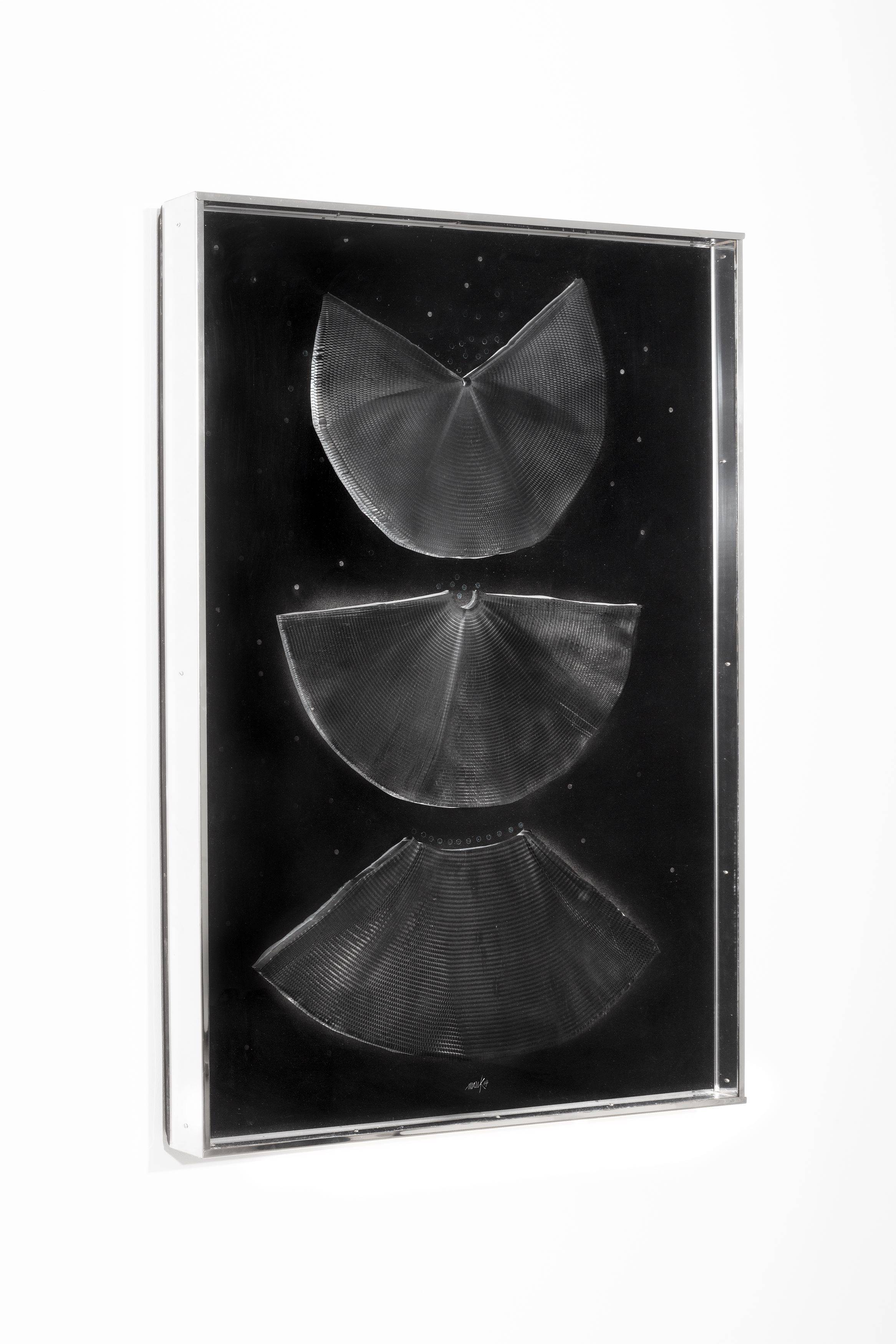 Auf diesem Bild ist das folgende Kunstwerk zu sehen: Heinz Mack. „schwarzer Engel“. 1964.