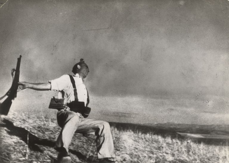 This picture shows the following artwork: Robert Capa (i.e. Endre Ernő Friedmann). The Falling Soldier. 1936.