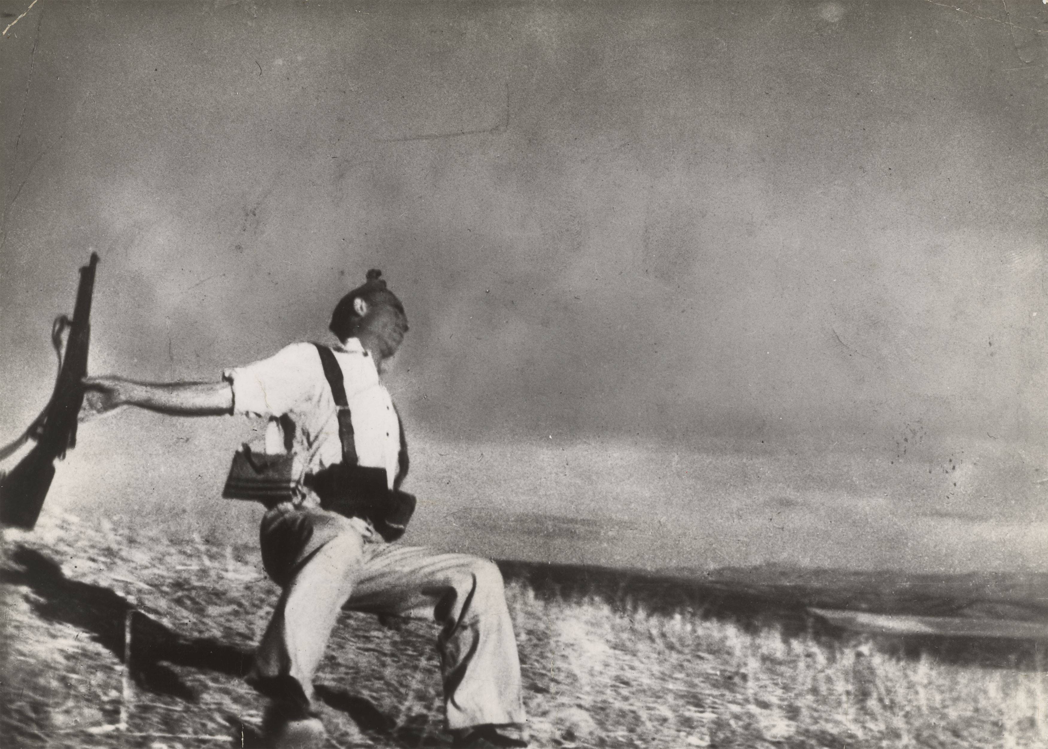 This picture shows the following artwork: Robert Capa (i.e. Endre Ernő Friedmann). The Falling Soldier. 1936.