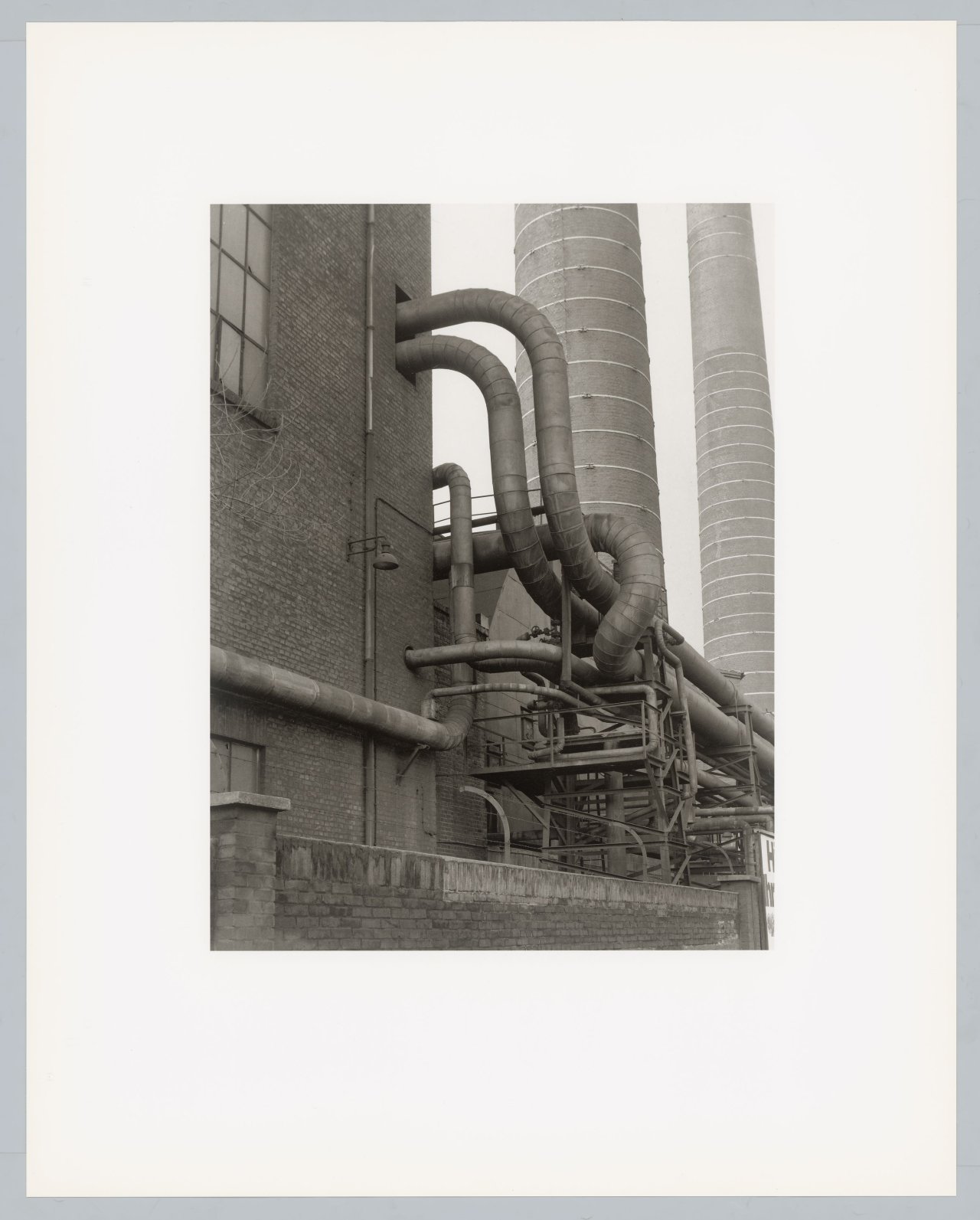 Auf diesem Bild ist das folgende Kunstwerk zu sehen: Bernd und Hilla Becher. „Walls and Conduits“. 1991.