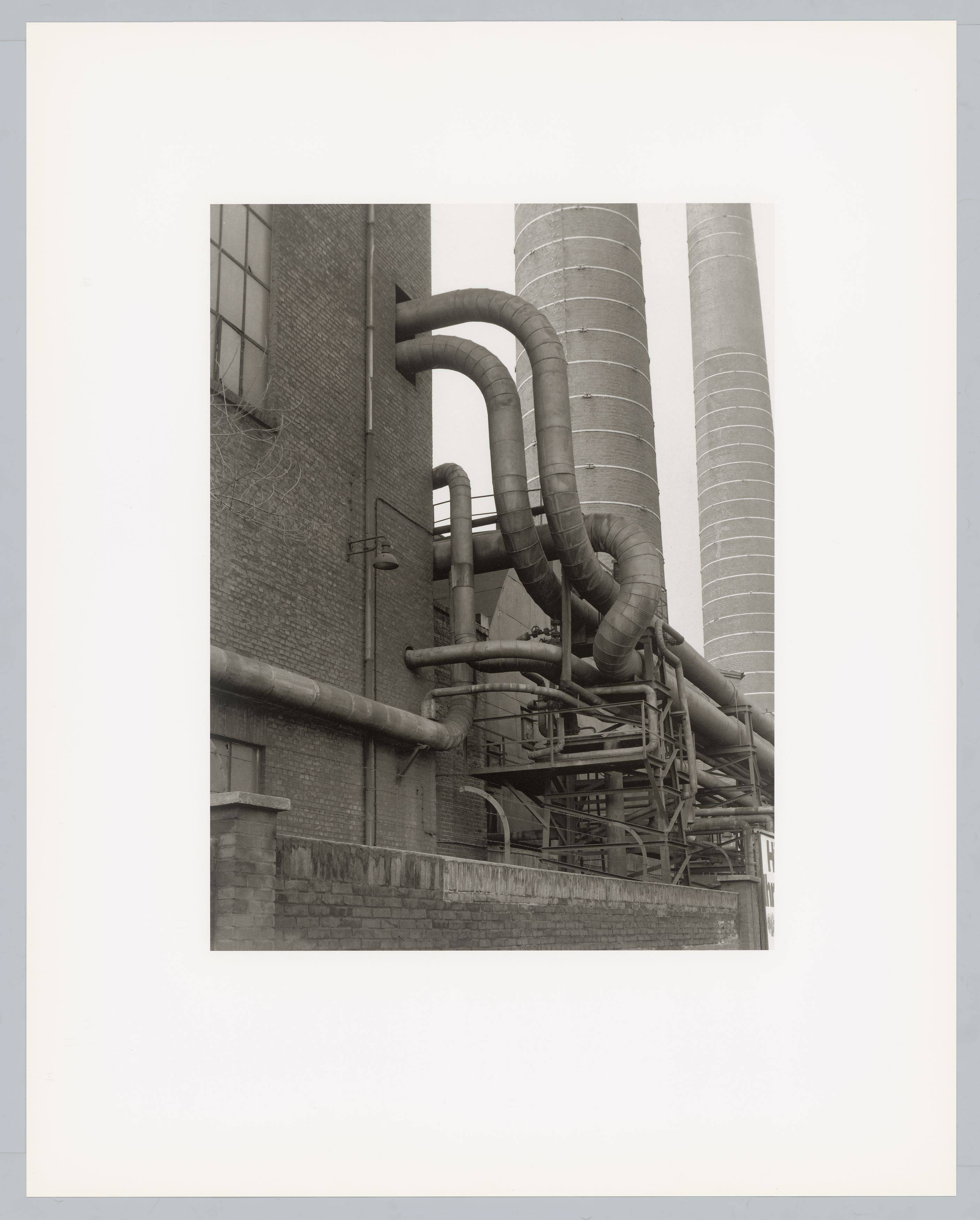 Auf diesem Bild ist das folgende Kunstwerk zu sehen: Bernd und Hilla Becher. „Walls and Conduits“. 1991.