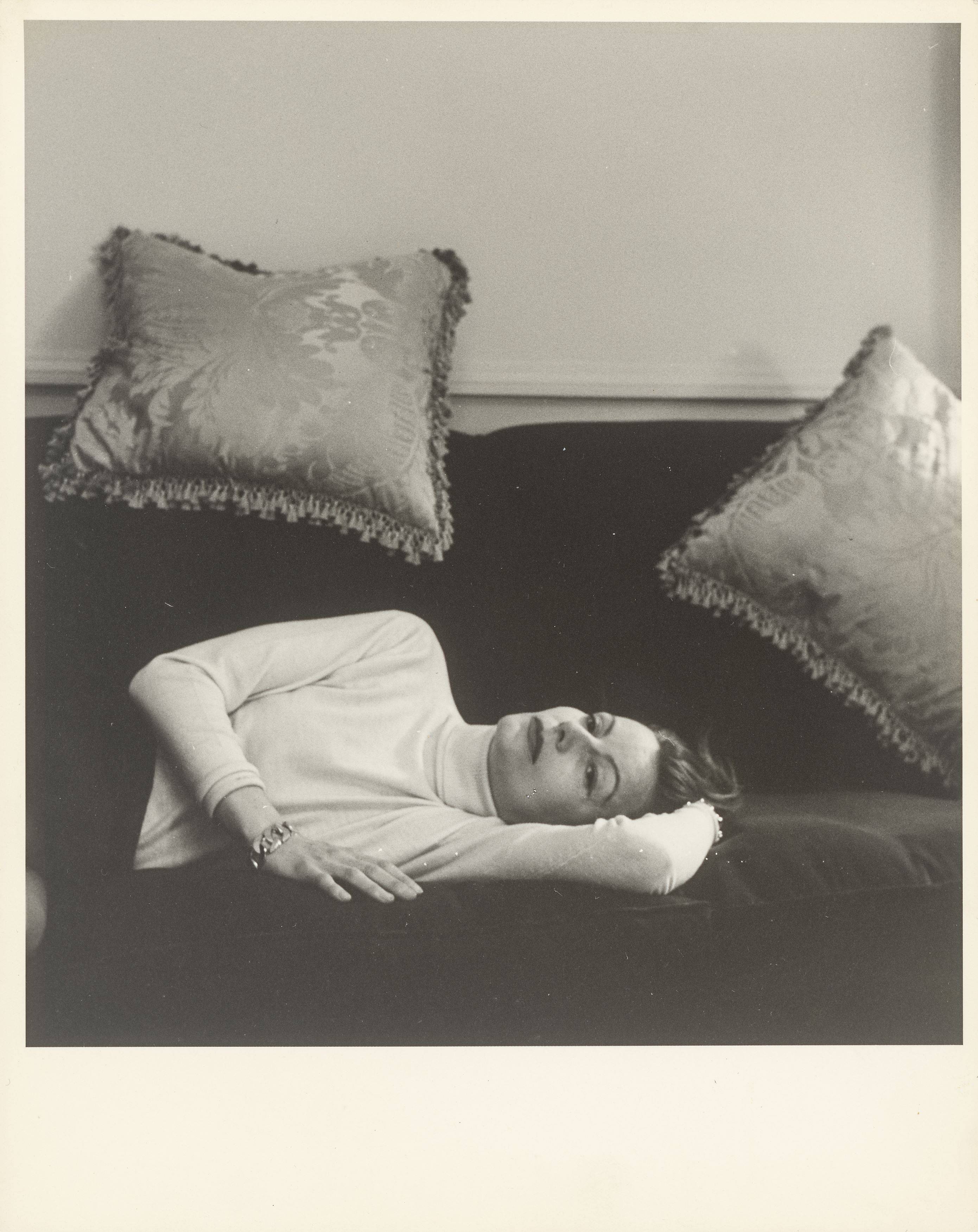 Auf diesem Bild ist das folgende Kunstwerk zu sehen: Cecil Beaton. Greta Garbo in Beaton's suite at the Plaza Hotel, New York. 1946.