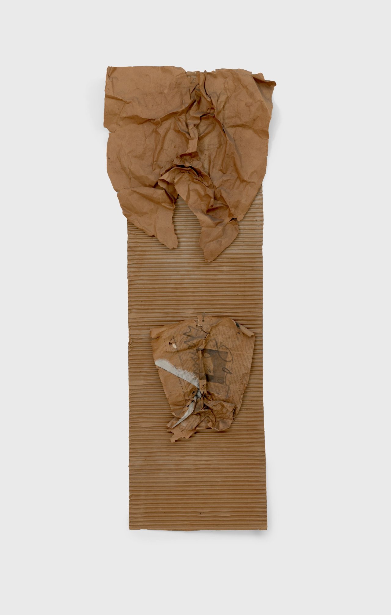 Auf diesem Bild ist das folgende Kunstwerk zu sehen: Hermann Glöckner. Zwei Papierknitterungen in Maskenform auf Wellpappe. 1959.