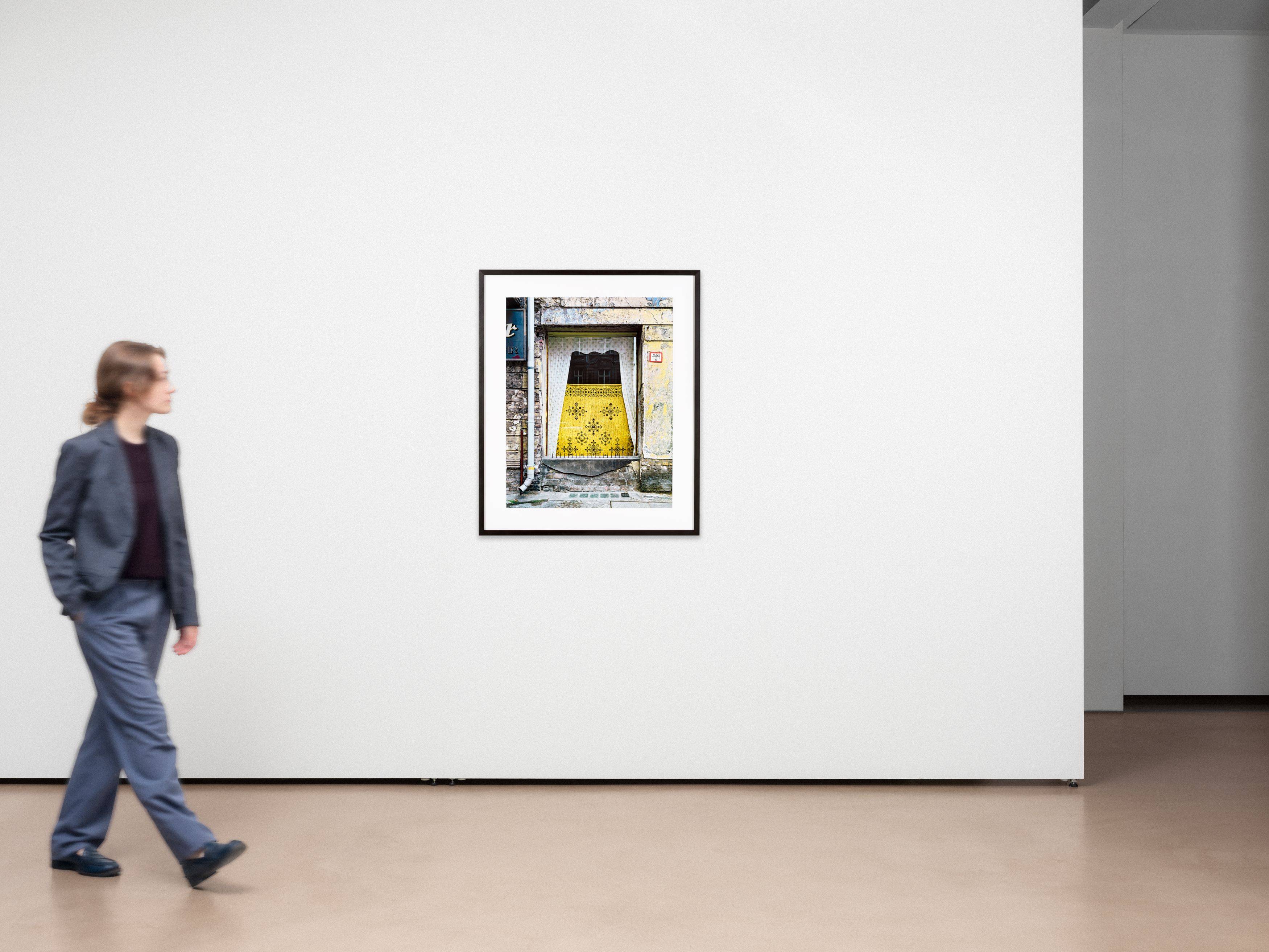 Auf diesem Bild ist das folgende Kunstwerk zu sehen: Harf Zimmermann. Lagerraum der Konsumverkaufsstelle Fußbodenbelag und Tapeten, Bötzowstraße 1055 Berlin, DDR. 1987.