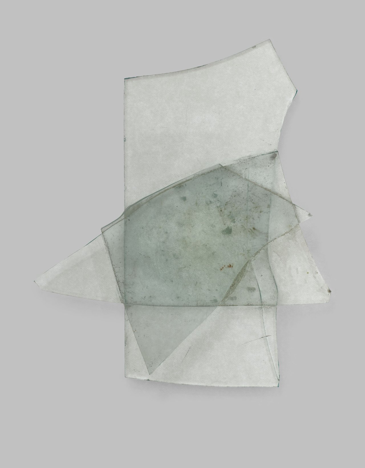 Auf diesem Bild ist das folgende Kunstwerk zu sehen: Hermann Glöckner. Figuration aus drei großen Glassplittern. 1970.