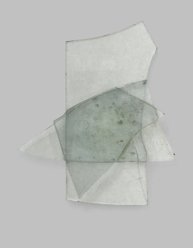 Auf diesem Bild ist das folgende Kunstwerk zu sehen: Hermann Glöckner. Figuration aus drei großen Glassplittern. 1970.