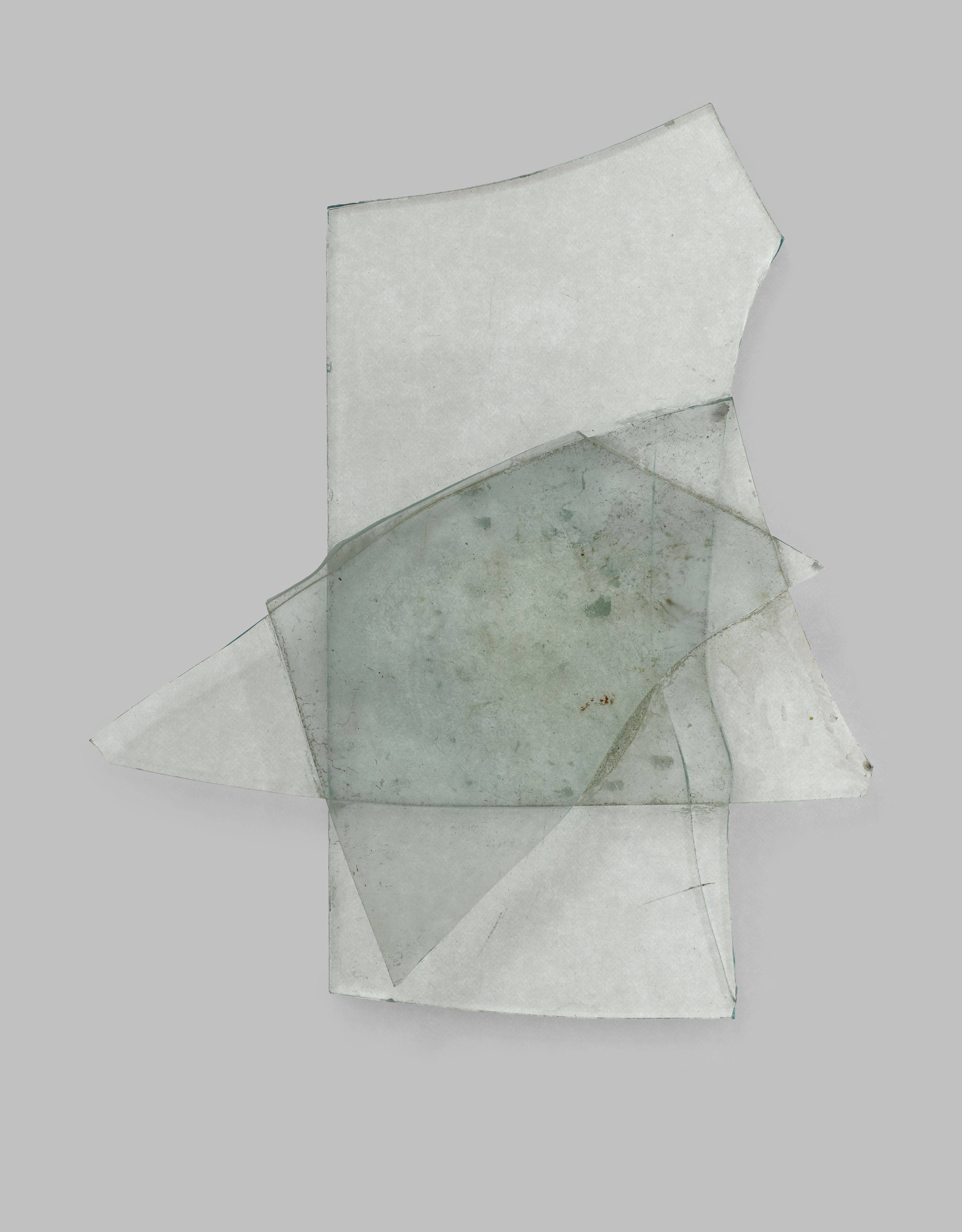 Auf diesem Bild ist das folgende Kunstwerk zu sehen: Hermann Glöckner. Figuration aus drei großen Glassplittern. 1970.