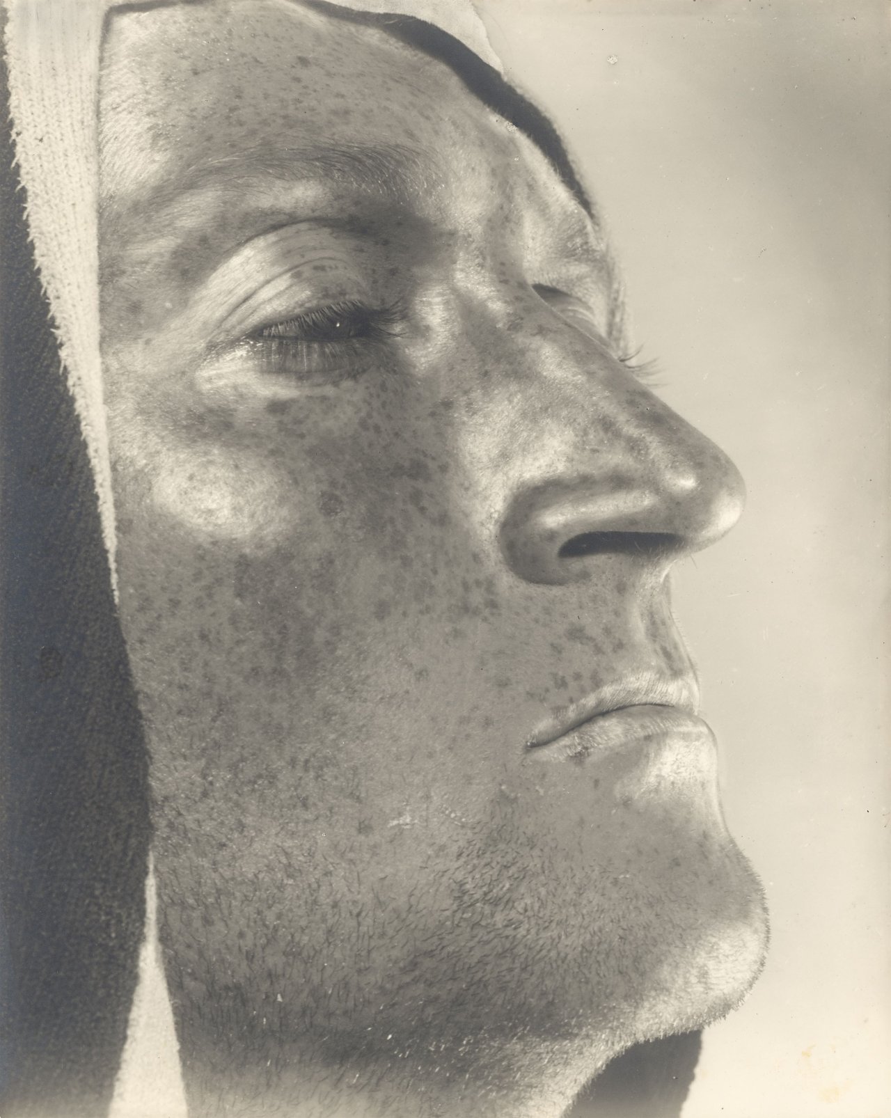 This picture shows the following artwork: Helmar Lerski (i.e. Schmuklerski, Israel). Metamorphosis through Light, Tel-Aviv. 1935–1936.